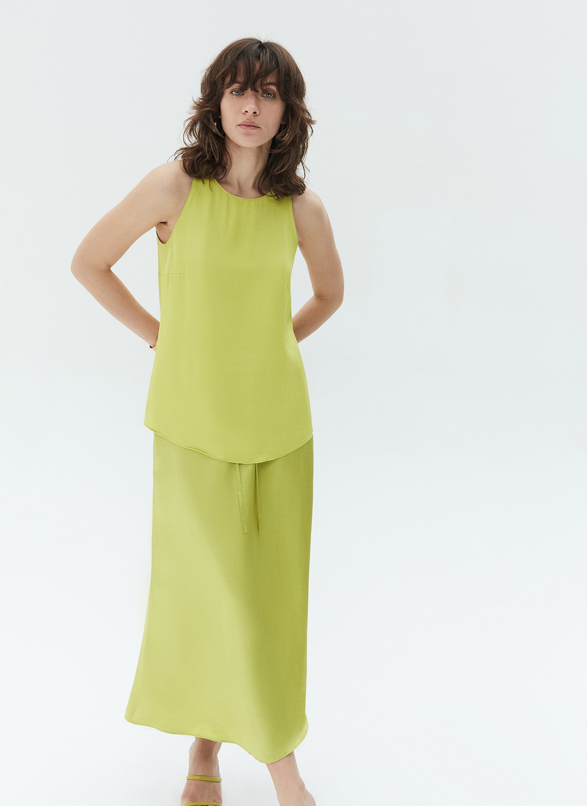 Топ с вырезом халтер, цвет: Лайм Allweneed Базовый топ с актуальным вырезом халтер. Мы сделали вытачку на груди для лучшей посадки по фигуре. Модель прямого кроя. Носите с джинсами, юбками и шортами изо льна и рами.