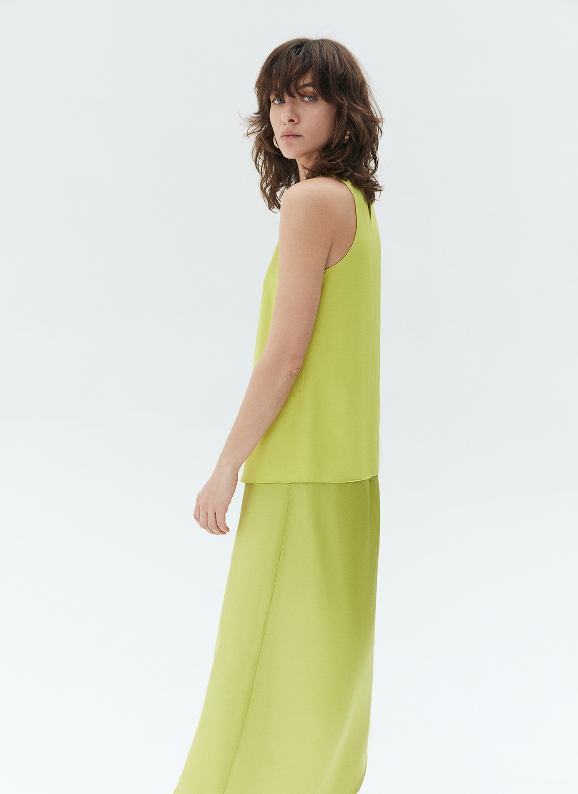 Топ с вырезом халтер, цвет: Лайм Allweneed Базовый топ с актуальным вырезом халтер. Мы сделали вытачку на груди для лучшей посадки по фигуре. Модель прямого кроя. Носите с джинсами, юбками и шортами изо льна и рами.