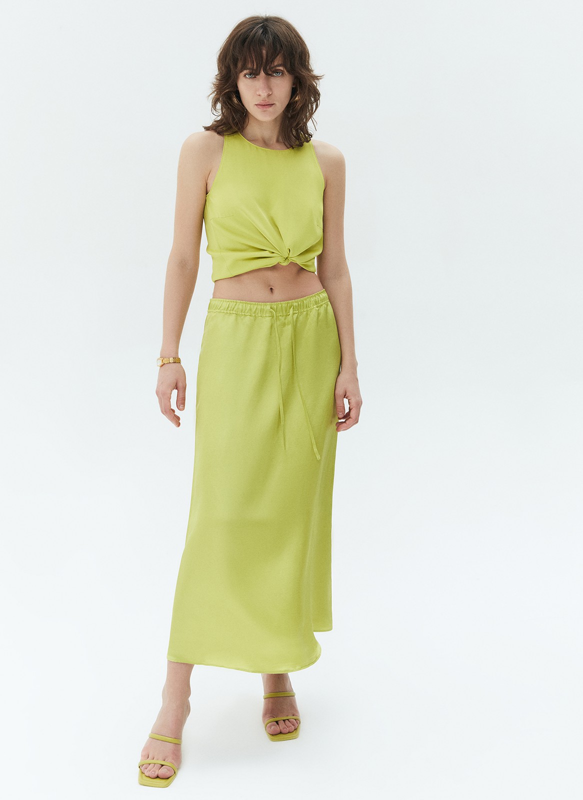 Юбка миди на кулиске, цвет: Лайм Allweneed
Юбка длины миди с посадкой на талии. Модель с зауженной линией бедра и расклешённым низом для создания женственного силуэта.Мы добавили кантики в качестве декоративных элементов. Модель выполнена из лёгкой, но формоустойчивой ткани. Мы уже представили, как наденем эту юбку с рубашкой на работу, а с шёлковым топом в отпуск.