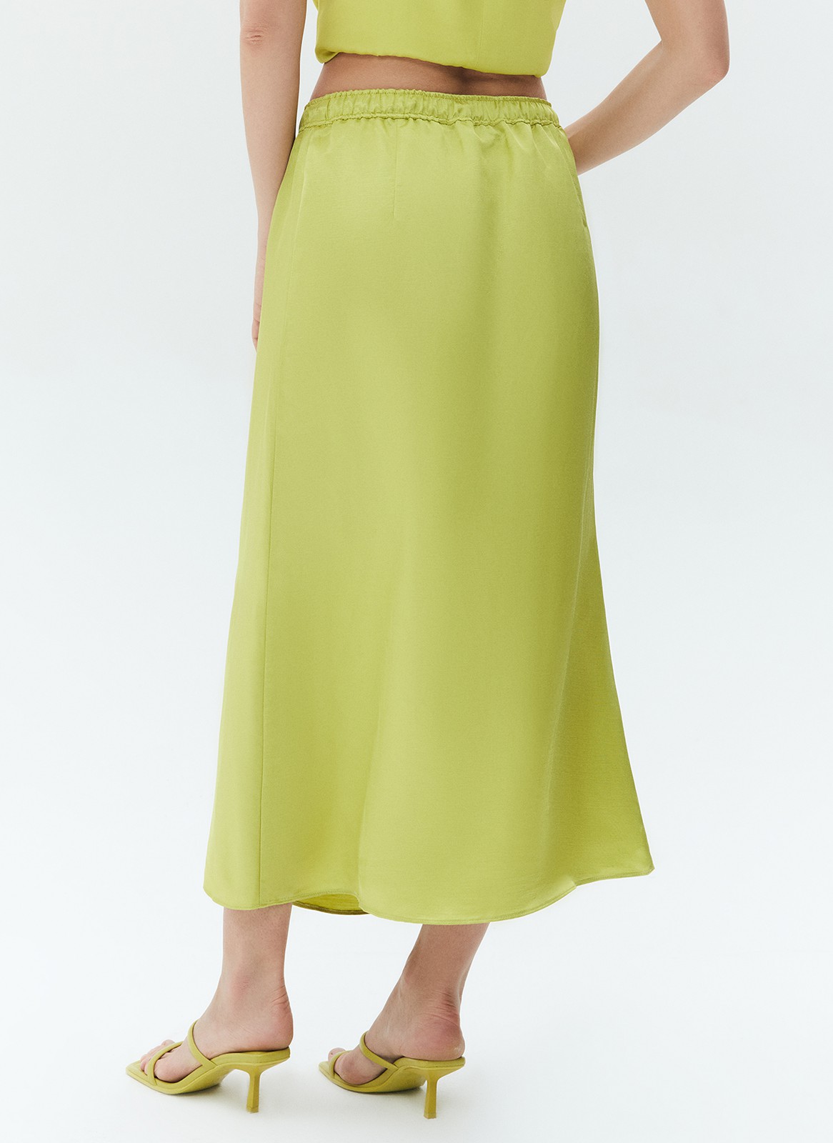 Юбка миди на кулиске, цвет: Лайм Allweneed
Юбка длины миди с посадкой на талии. Модель с зауженной линией бедра и расклешённым низом для создания женственного силуэта.Мы добавили кантики в качестве декоративных элементов. Модель выполнена из лёгкой, но формоустойчивой ткани. Мы уже представили, как наденем эту юбку с рубашкой на работу, а с шёлковым топом в отпуск.