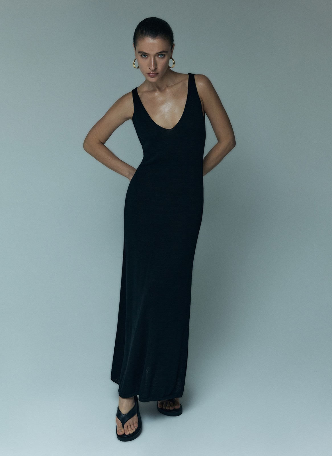 Вязаное платье миди с открытой спиной, цвет: Черный Allweneed
Платье длины миди из мягкого трикотажа. Чувственный вырез декольте и симметричный на спине, широкие бретели. Мы создали модель прямого кроя, которая подходит девушкам с разной фигурой. Благодаря материалу платье дарит комфорт в жару. Носите с открытой обувью, объёмным шопером или плетёной сумкой, чтобы войти в летний расслабленный режим.