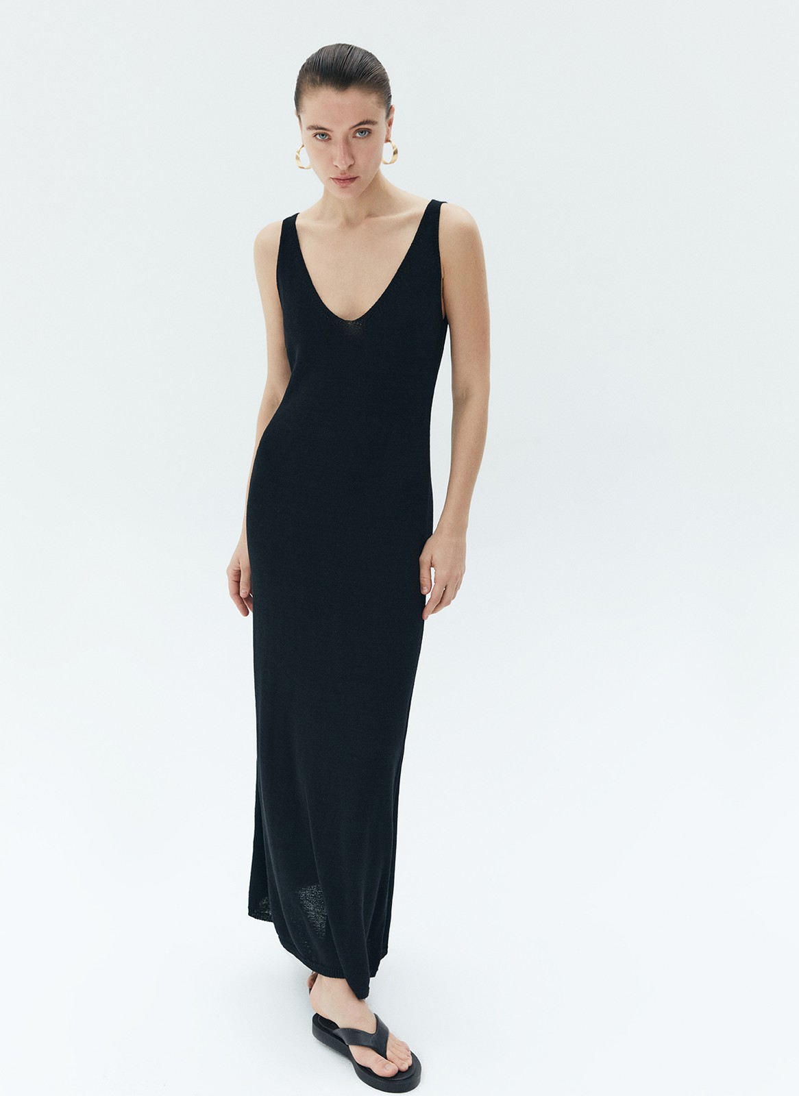 Вязаное платье миди с открытой спиной, цвет: Черный Allweneed
Платье длины миди из мягкого трикотажа. Чувственный вырез декольте и симметричный на спине, широкие бретели. Мы создали модель прямого кроя, которая подходит девушкам с разной фигурой. Благодаря материалу платье дарит комфорт в жару. Носите с открытой обувью, объёмным шопером или плетёной сумкой, чтобы войти в летний расслабленный режим.