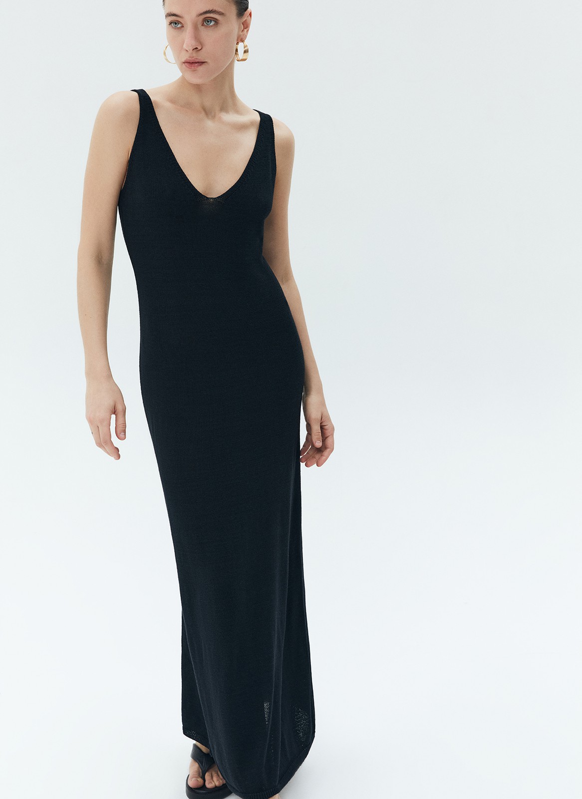 Вязаное платье миди с открытой спиной, цвет: Черный Allweneed
Платье длины миди из мягкого трикотажа. Чувственный вырез декольте и симметричный на спине, широкие бретели. Мы создали модель прямого кроя, которая подходит девушкам с разной фигурой. Благодаря материалу платье дарит комфорт в жару. Носите с открытой обувью, объёмным шопером или плетёной сумкой, чтобы войти в летний расслабленный режим.