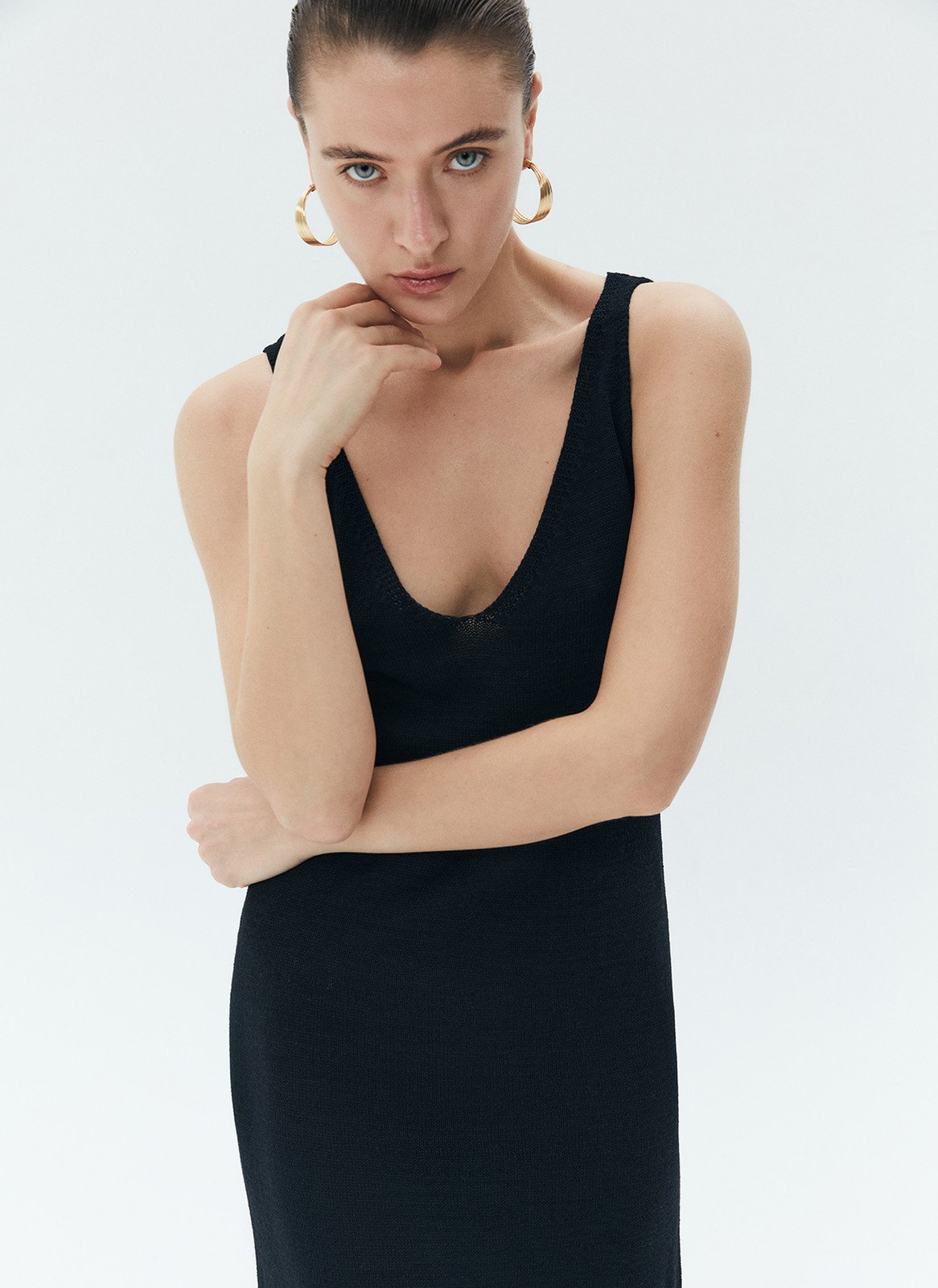 Вязаное платье миди с открытой спиной, цвет: Черный Allweneed
Платье длины миди из мягкого трикотажа. Чувственный вырез декольте и симметричный на спине, широкие бретели. Мы создали модель прямого кроя, которая подходит девушкам с разной фигурой. Благодаря материалу платье дарит комфорт в жару. Носите с открытой обувью, объёмным шопером или плетёной сумкой, чтобы войти в летний расслабленный режим.