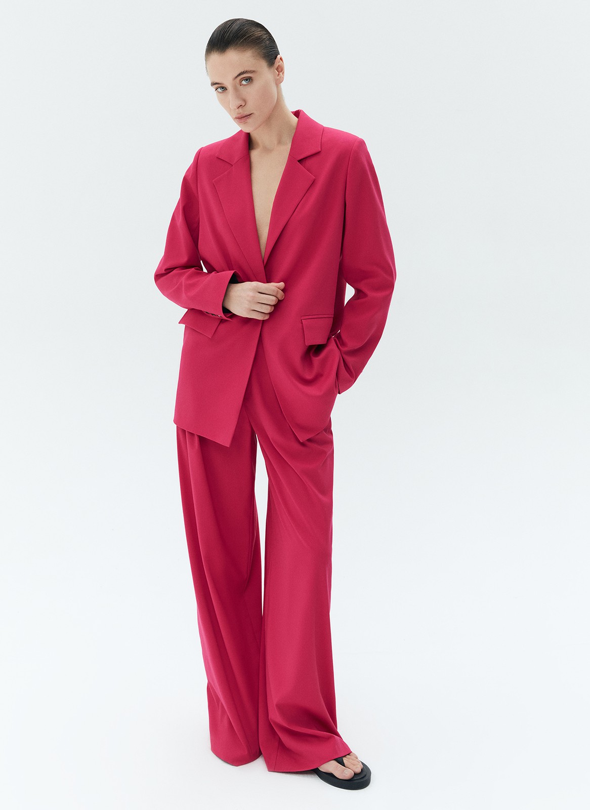 Объёмный жакет с широким рукавом из линейки TREND. При создании модели мы вдохновлялись чёткой формой японского кимоно. Лаконичный силуэт без лишних вытачек и рельефов с длиной чуть ниже бедра. Мы выполнили жакет из приятной к телу ткани с добавлением вискозы. Носите с костюмными шортами и брюками.