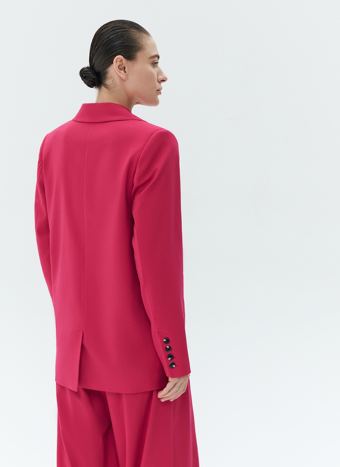 Объёмный жакет с широким рукавом из линейки TREND. При создании модели мы вдохновлялись чёткой формой японского кимоно. Лаконичный силуэт без лишних вытачек и рельефов с длиной чуть ниже бедра. Мы выполнили жакет из приятной к телу ткани с добавлением вискозы. Носите с костюмными шортами и брюками.