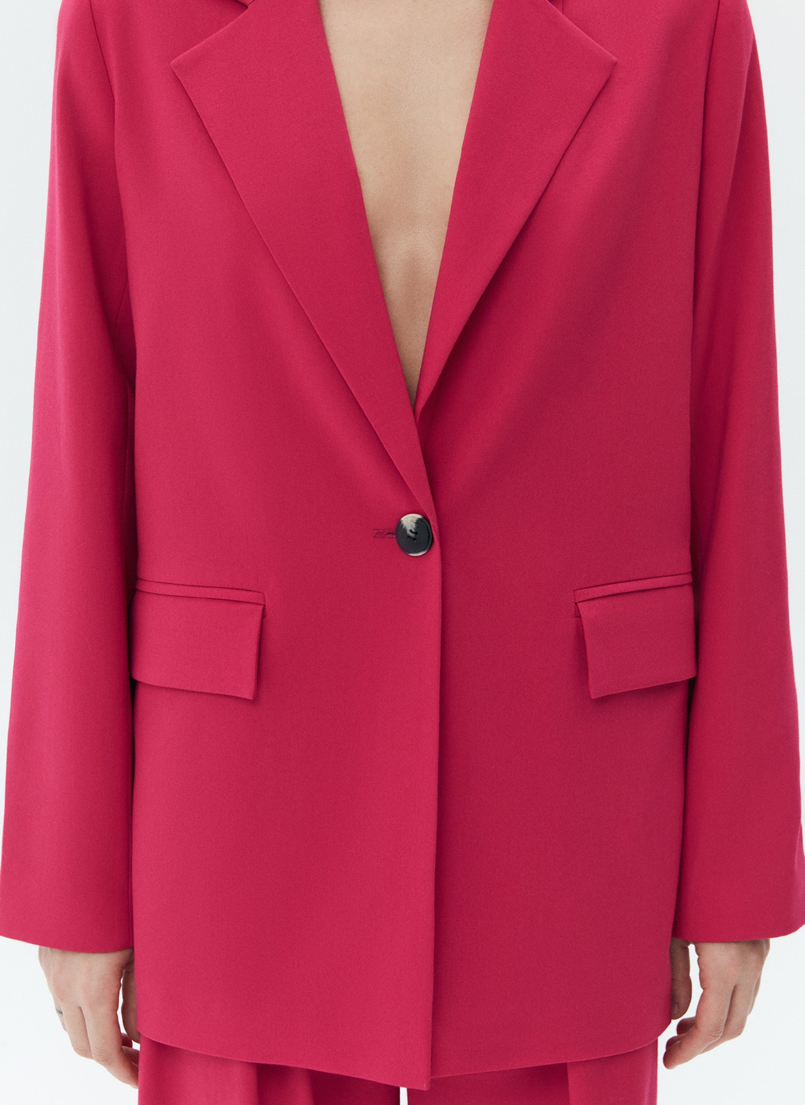 Объёмный жакет с широким рукавом из линейки TREND. При создании модели мы вдохновлялись чёткой формой японского кимоно. Лаконичный силуэт без лишних вытачек и рельефов с длиной чуть ниже бедра. Мы выполнили жакет из приятной к телу ткани с добавлением вискозы. Носите с костюмными шортами и брюками.