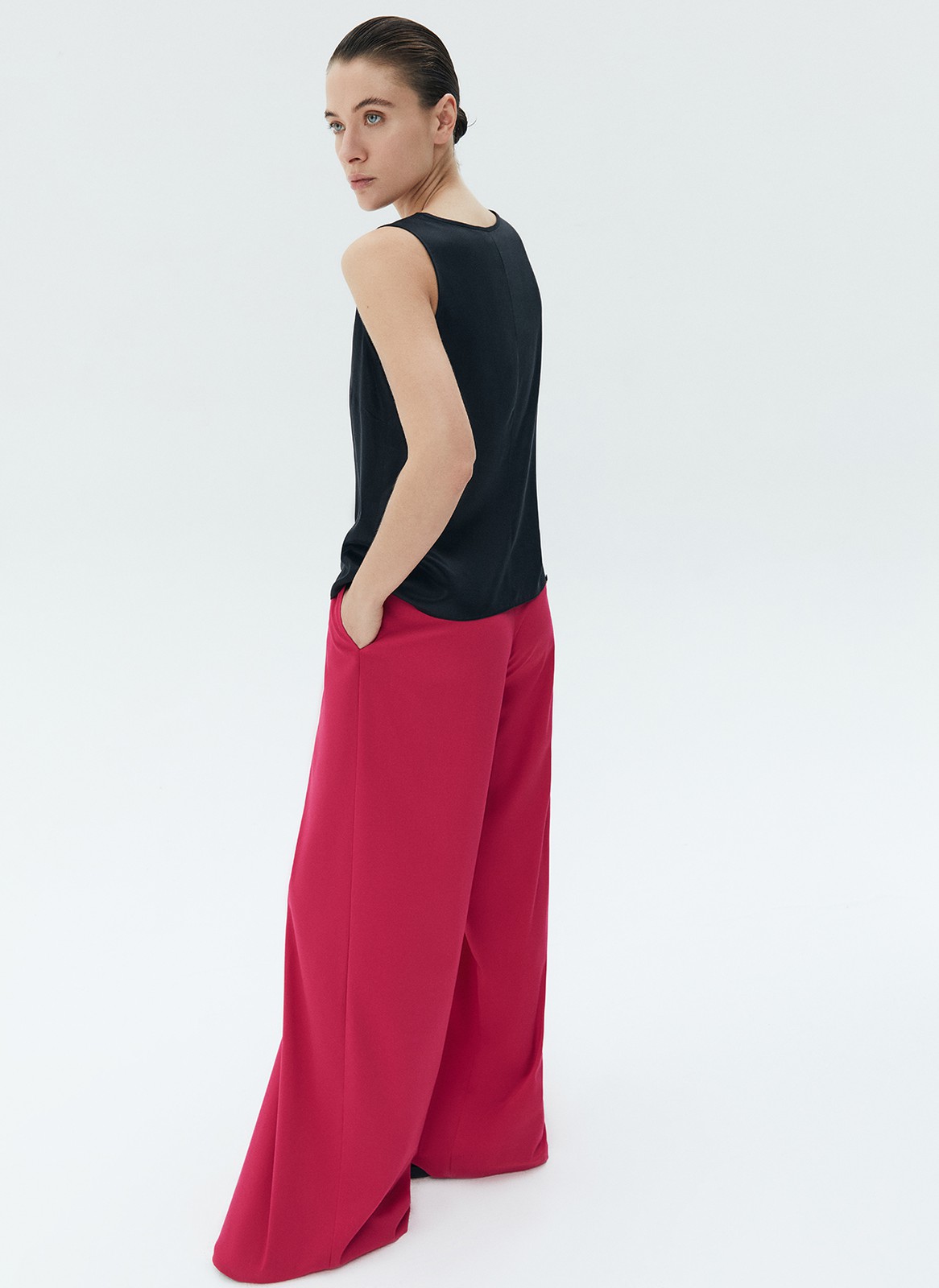 Топ на широких бретелях, цвет: Черный Allweneed
Базовый топ на широких бретелях. Тонкая ткань с лёгким сатиновым свечением. Округлый вырез с окантовкой. Модель прямогосилуэта, поэтому она подойдёт девушкам с разной фигурой. Мы сочетаем это изделие как со строгими вещами из офисного гардероба, так и с любимыми джинсовыми шортами и летящими юбкам