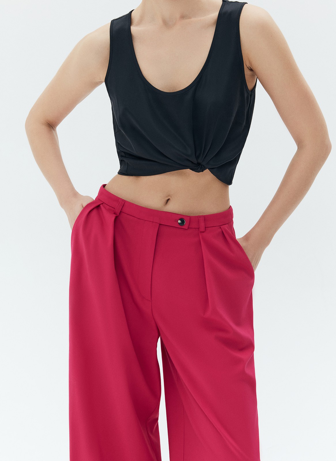 Брюки широкие полной длины. Посадка чуть ниже линии талии. Два глубоких боковых кармана. Мы кропотливо работали с костюмной тканью, чтобы она красиво струилась при ходьбе. Сочетайте со свободным жакетом из новой капсулы.