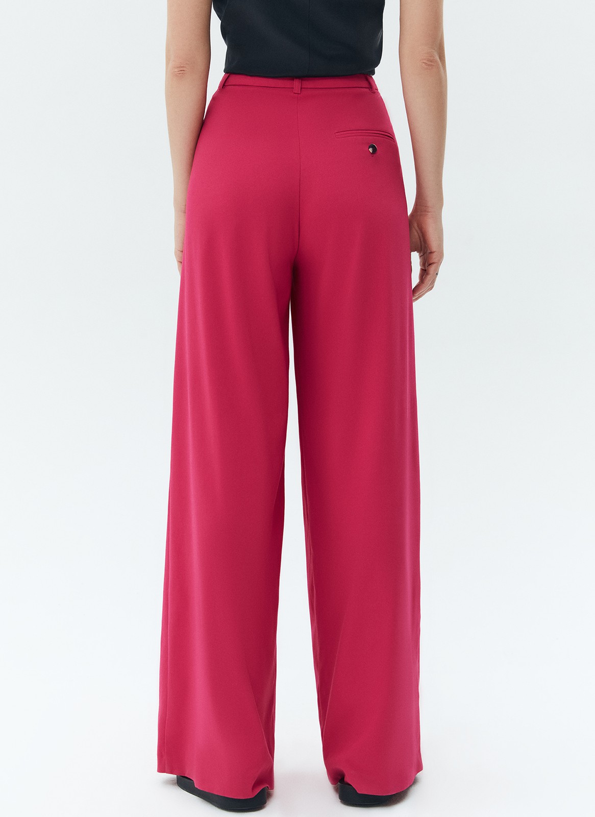 Брюки широкие полной длины. Посадка чуть ниже линии талии. Два глубоких боковых кармана. Мы кропотливо работали с костюмной тканью, чтобы она красиво струилась при ходьбе. Сочетайте со свободным жакетом из новой капсулы.