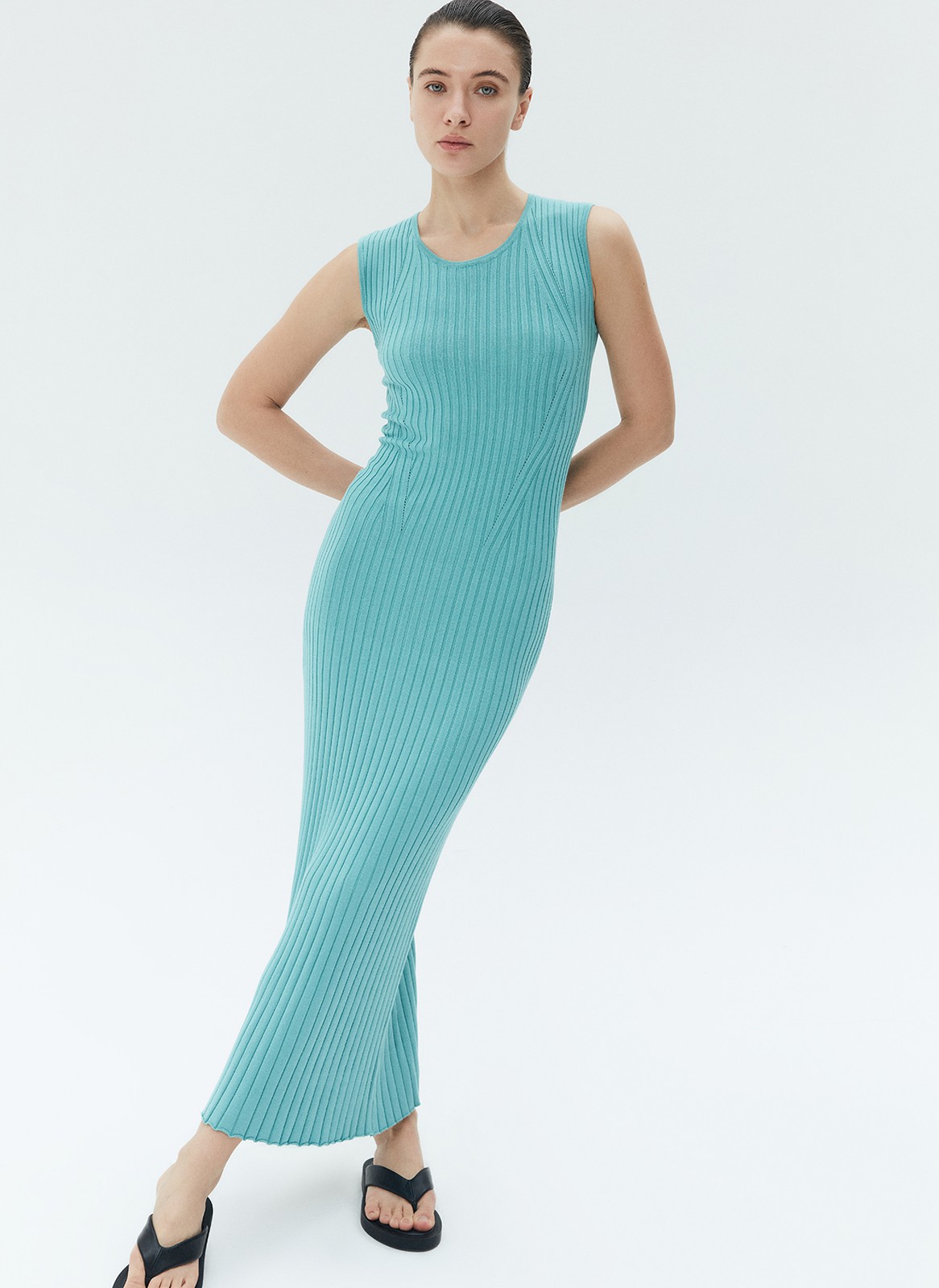 Платье макси вязаное, цвет: мятный Allweneed
Трикотажное платье полуприлегающего силуэта. Актуальная длина миди, круглая горловина. Мягкий материал хорошо тянется и комфортен в носке. Это лаконичная, базовая модель на каждый день, которая при этом смотрится очень чувственно. Носите платье с куртками из денима, жакетами или самостоятельно, дополнив аксессуарами.
