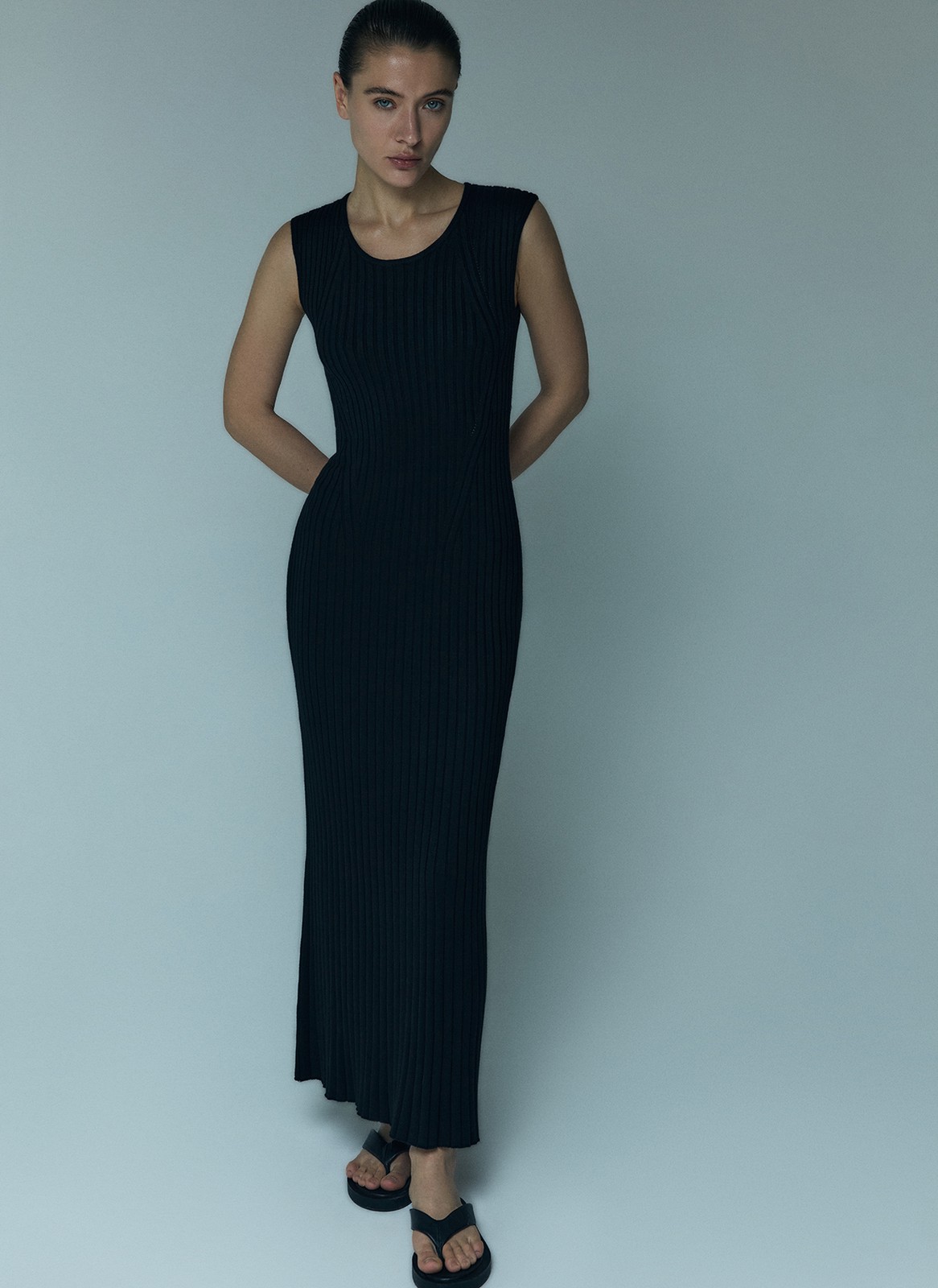 


Трикотажное платье полуприлегающего силуэта. Актуальная длина миди, круглая горловина. Мягкий материал хорошо тянется и комфортен в носке. Это лаконичная, базовая модель на каждый день, которая при этом смотрится очень чувственно. Носите платье с куртками из денима, жакетами или самостоятельно, дополнив аксессуарами.