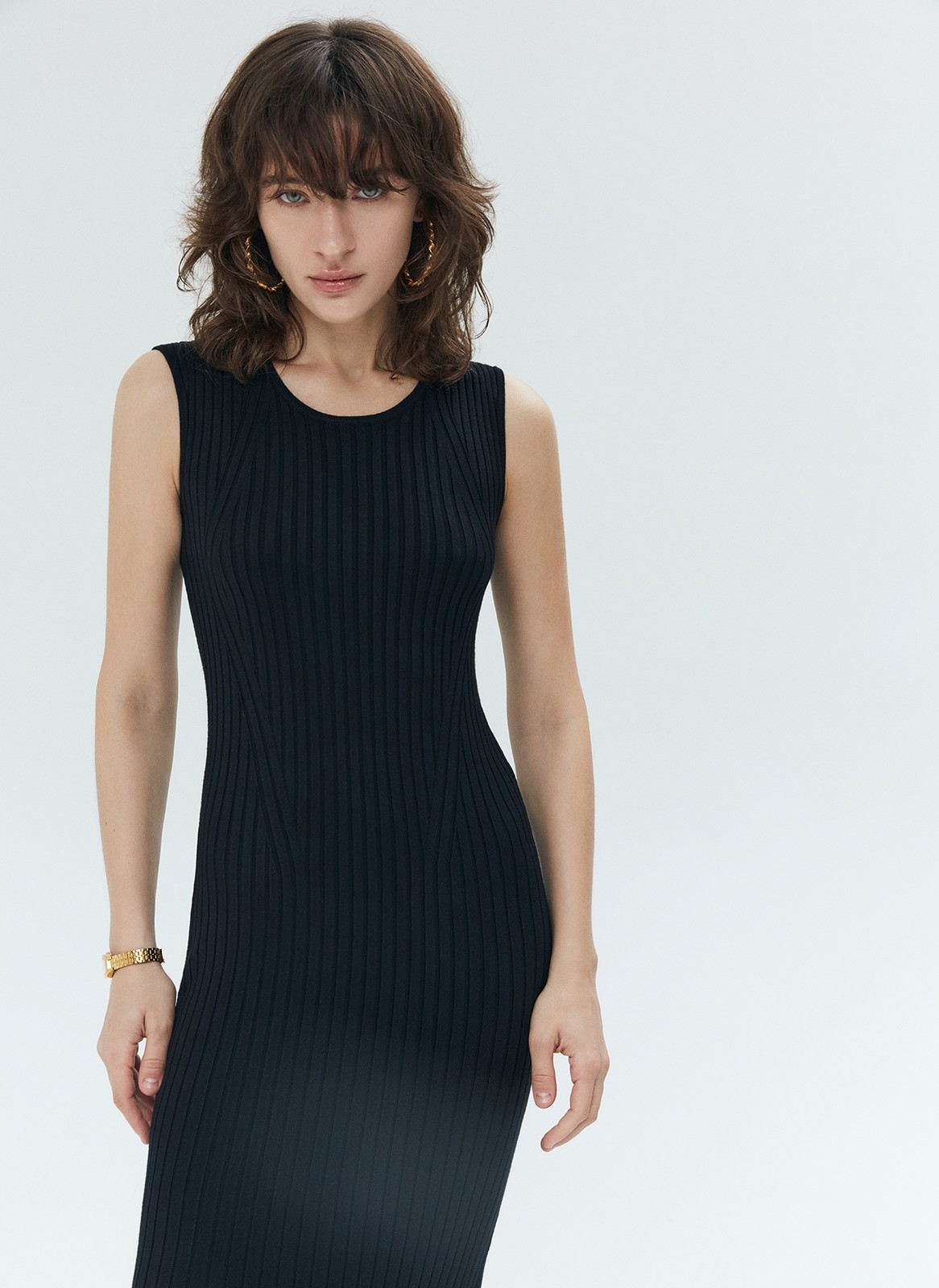 


Трикотажное платье полуприлегающего силуэта. Актуальная длина миди, круглая горловина. Мягкий материал хорошо тянется и комфортен в носке. Это лаконичная, базовая модель на каждый день, которая при этом смотрится очень чувственно. Носите платье с куртками из денима, жакетами или самостоятельно, дополнив аксессуарами.