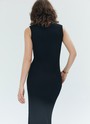 


Трикотажное платье полуприлегающего силуэта. Актуальная длина миди, круглая горловина. Мягкий материал хорошо тянется и комфортен в носке. Это лаконичная, базовая модель на каждый день, которая при этом смотрится очень чувственно. Носите платье с куртками из денима, жакетами или самостоятельно, дополнив аксессуарами.