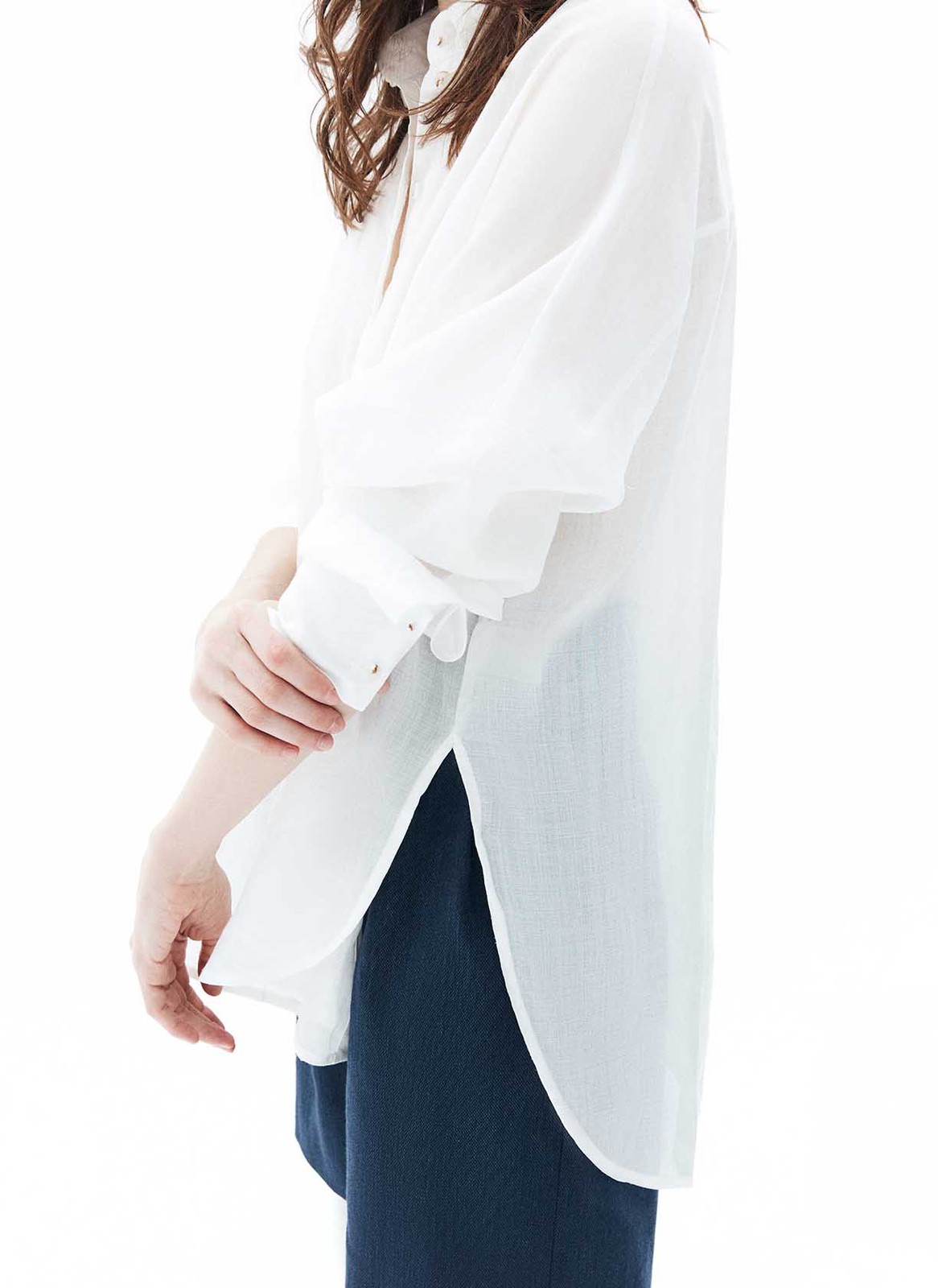 Рубашка широкого кроя. Застёжка на пуговицы, свободный рукав и спущенное плечо. Мы выполнили модель из приятной к телу ткани, благодаря ей вам будет комфортно в любую погоду этой весной. Округлый низ с разрезами, которые эффектно смотрятся и добавляют возможностей для стилизации образа. Рубашку можно носить самостоятельно или как альтернативу кардигану с платьями, футболками и топами.