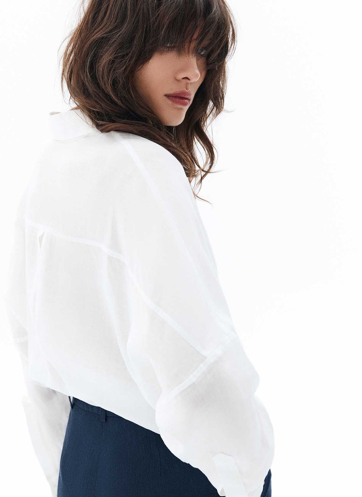 Рубашка широкого кроя. Застёжка на пуговицы, свободный рукав и спущенное плечо. Мы выполнили модель из приятной к телу ткани, благодаря ей вам будет комфортно в любую погоду этой весной. Округлый низ с разрезами, которые эффектно смотрятся и добавляют возможностей для стилизации образа. Рубашку можно носить самостоятельно или как альтернативу кардигану с платьями, футболками и топами.