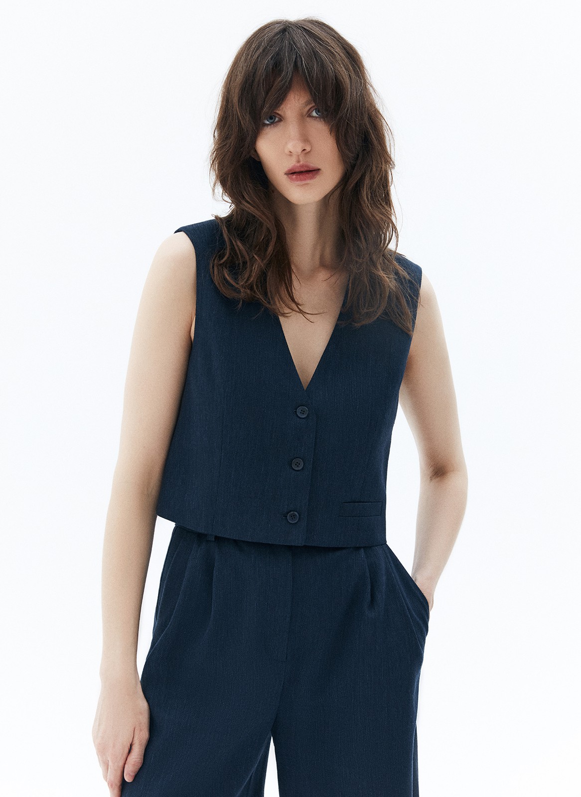 


Жилет из костюмной ткани с добавлением льна. Планка на пуговицах в тон. V-образный вырез подчёркивает красоту шеи. Такой жилет станет прекрасной альтернативой классическому жакету летом. Сочетайте с шортами на высокой талии.