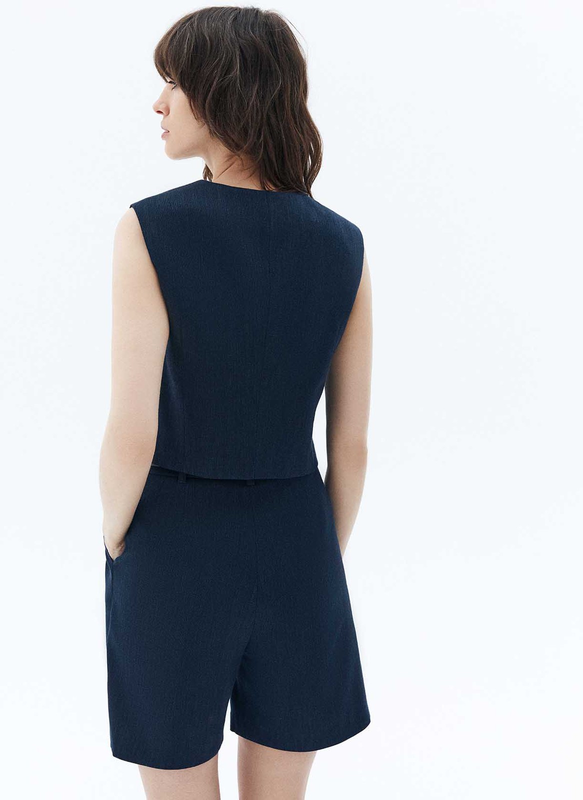 


Жилет из костюмной ткани с добавлением льна. Планка на пуговицах в тон. V-образный вырез подчёркивает красоту шеи. Такой жилет станет прекрасной альтернативой классическому жакету летом. Сочетайте с шортами на высокой талии.