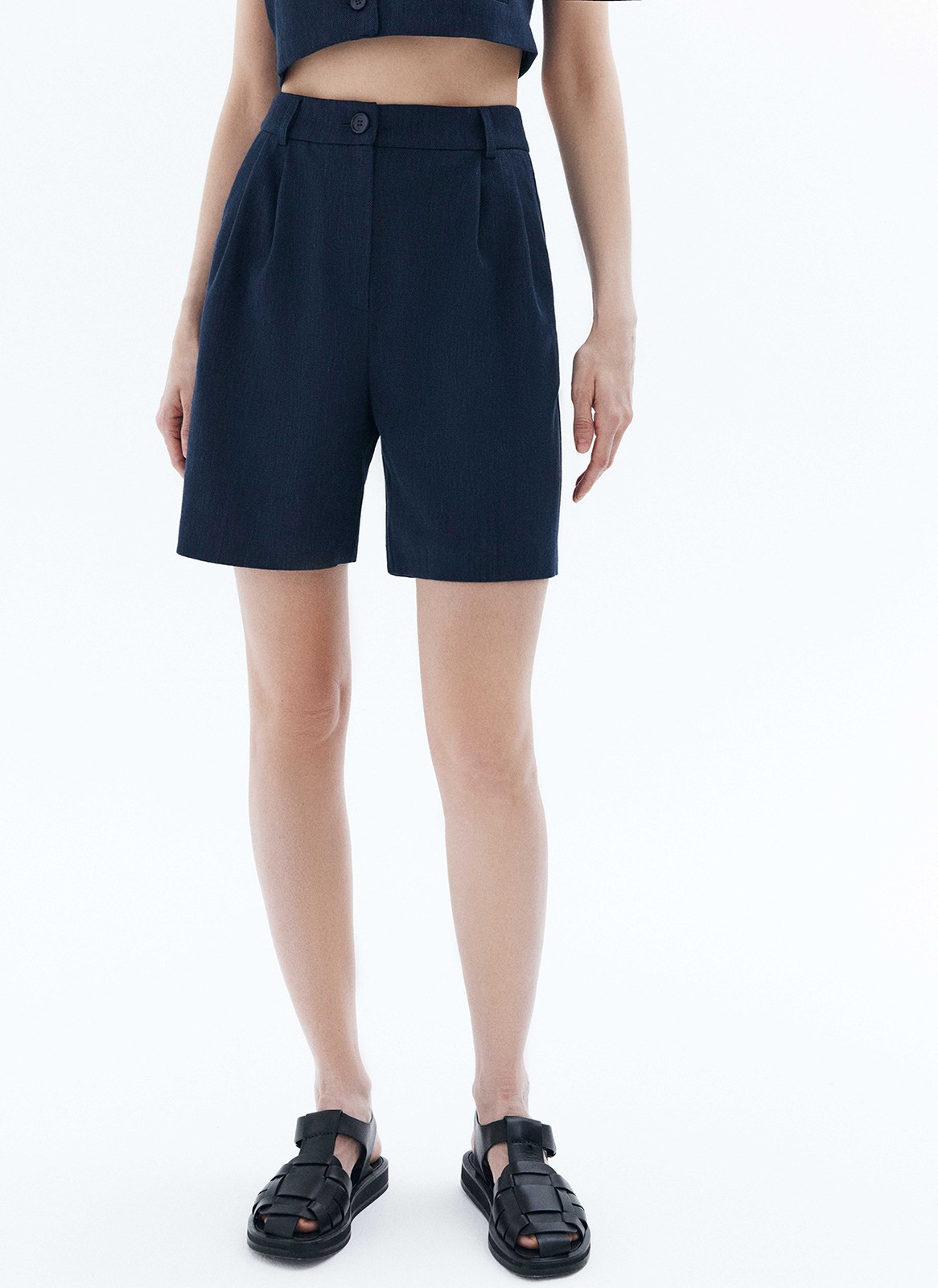 Шорты бермуды костюмные, цвет: темно-синий Allweneed Шорты-бермуды на высокой талии из костюмной ткани. Скрытая застёжка на молнию и крючок. Два глубоких кармана. Это прекрасная замена брюкам в жаркий день. Носите с жилетом из коллекции на работу, а вечером с топами.