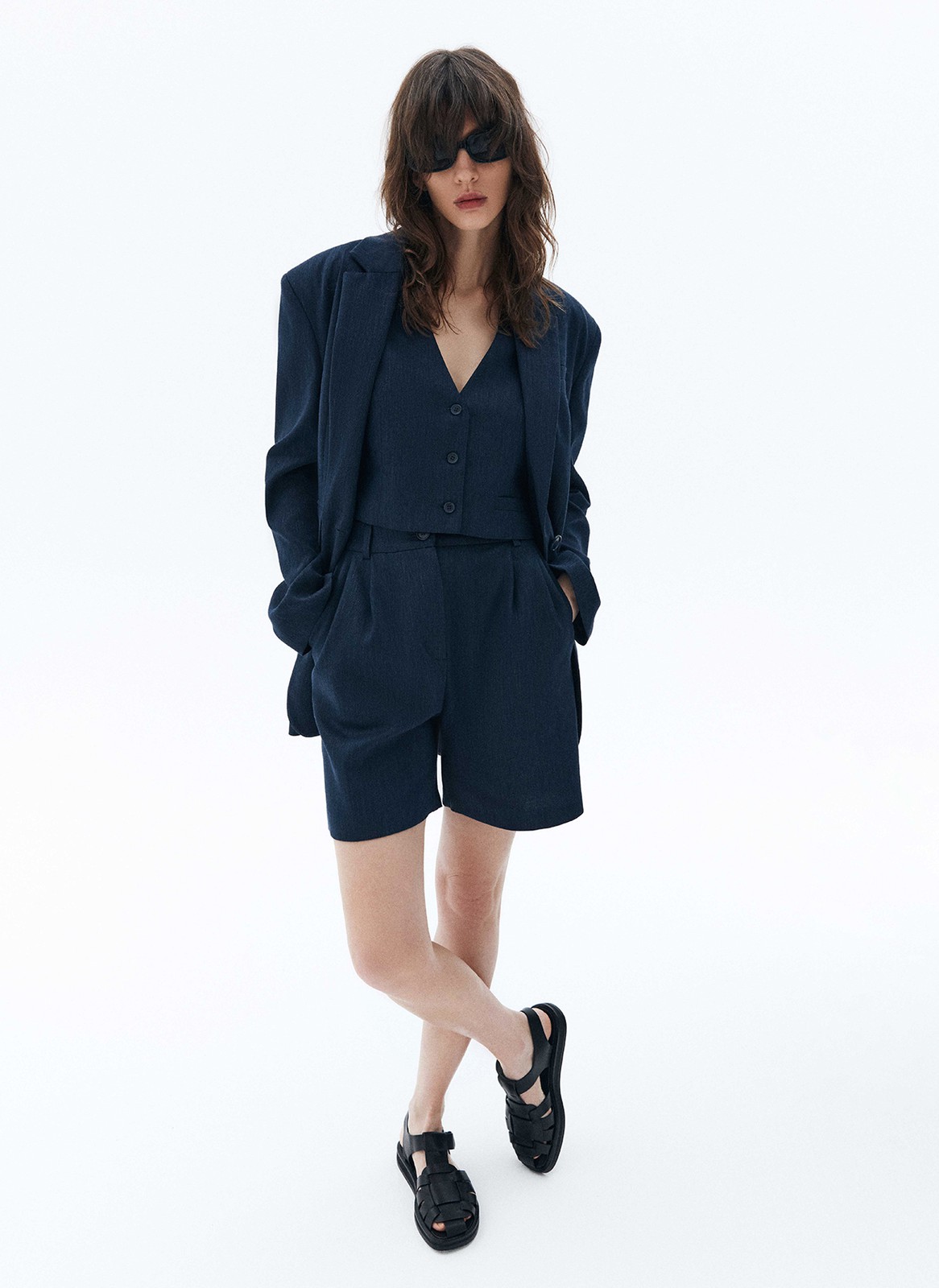 Шорты бермуды костюмные, цвет: темно-синий Allweneed Шорты-бермуды на высокой талии из костюмной ткани. Скрытая застёжка на молнию и крючок. Два глубоких кармана. Это прекрасная замена брюкам в жаркий день. Носите с жилетом из коллекции на работу, а вечером с топами.