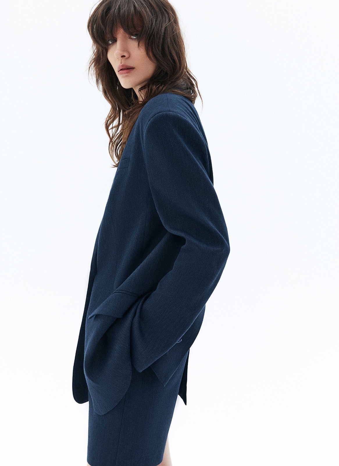 


Жакет свободного кроя. Застёжка на одну пуговицу, чуть увеличенная линия плеча и воротник с лацканами. Модель выполнена из формоустойчивой костюмной ткани, в которой комфортно в летнее время. Необычная и акцентная деталь декоративный дополнительный карман с клапаном. Изделие цепляет взгляды и превращает базовый костюм в тренд. Подберите к жакету брюки или костюмные шорты.