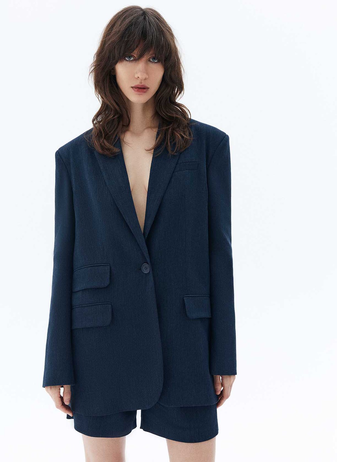 


Жакет свободного кроя. Застёжка на одну пуговицу, чуть увеличенная линия плеча и воротник с лацканами. Модель выполнена из формоустойчивой костюмной ткани, в которой комфортно в летнее время. Необычная и акцентная деталь декоративный дополнительный карман с клапаном. Изделие цепляет взгляды и превращает базовый костюм в тренд. Подберите к жакету брюки или костюмные шорты.