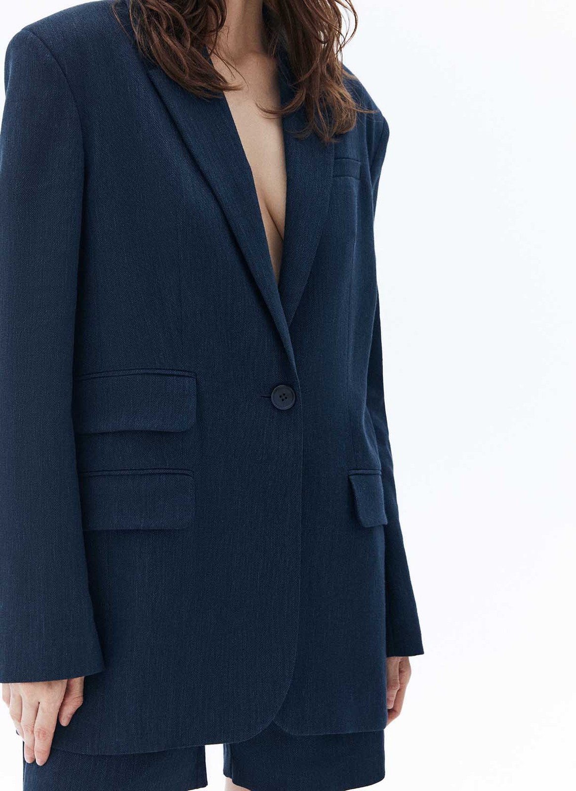 


Жакет свободного кроя. Застёжка на одну пуговицу, чуть увеличенная линия плеча и воротник с лацканами. Модель выполнена из формоустойчивой костюмной ткани, в которой комфортно в летнее время. Необычная и акцентная деталь декоративный дополнительный карман с клапаном. Изделие цепляет взгляды и превращает базовый костюм в тренд. Подберите к жакету брюки или костюмные шорты.