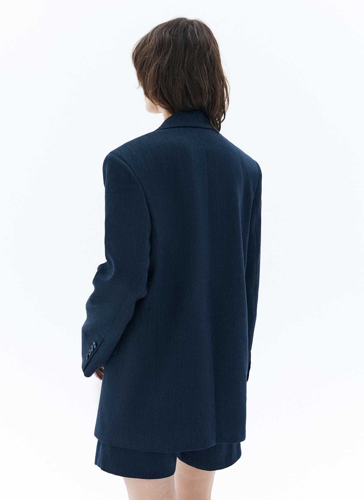 


Жакет свободного кроя. Застёжка на одну пуговицу, чуть увеличенная линия плеча и воротник с лацканами. Модель выполнена из формоустойчивой костюмной ткани, в которой комфортно в летнее время. Необычная и акцентная деталь декоративный дополнительный карман с клапаном. Изделие цепляет взгляды и превращает базовый костюм в тренд. Подберите к жакету брюки или костюмные шорты.