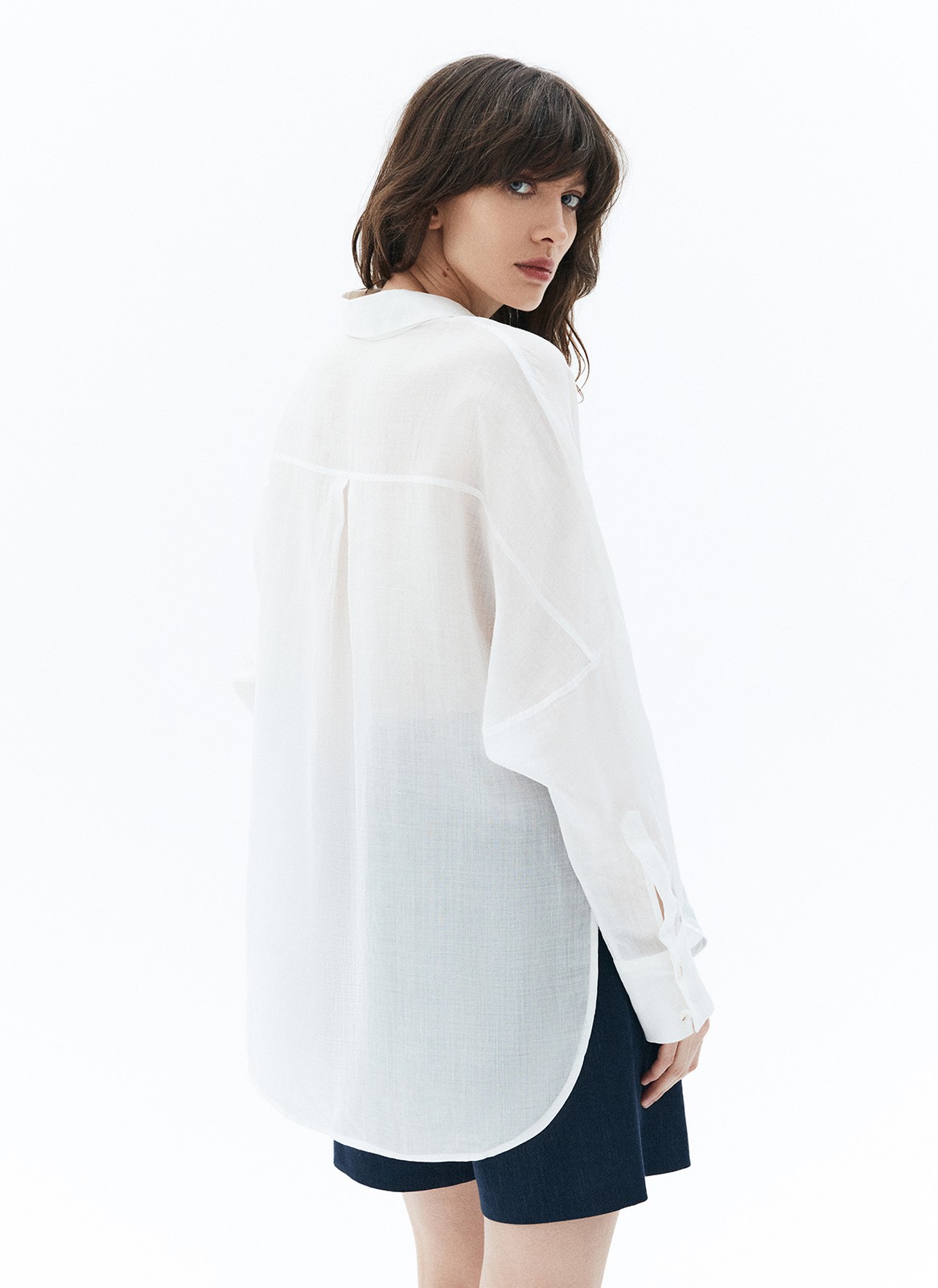 Рубашка широкого кроя. Застёжка на пуговицы, свободный рукав и спущенное плечо. Мы выполнили модель из приятной к телу ткани, благодаря ей вам будет комфортно в любую погоду этой весной. Округлый низ с разрезами, которые эффектно смотрятся и добавляют возможностей для стилизации образа. Рубашку можно носить самостоятельно или как альтернативу кардигану с платьями, футболками и топами.