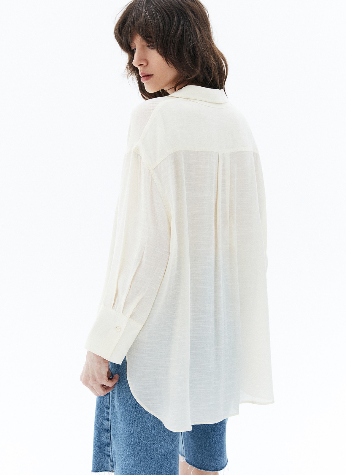 Рубашка объемная, цвет: бежевый Allweneed
Рубашка широкого кроя. Застёжка с пуговицами в тон, свободный рукав и спущенное плечо. Мы выполнили модель из приятной к телу ткани, благодаря которой вам будет комфортно в любую погоду этим летом. Рубашку можно носить самостоятельно или как альтернативу кардигану с платьями, футболками и топами.