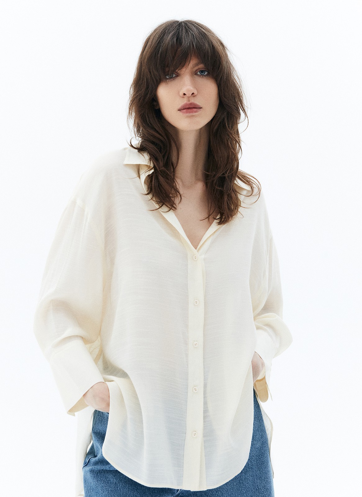 Рубашка объемная, цвет: бежевый Allweneed
Рубашка широкого кроя. Застёжка с пуговицами в тон, свободный рукав и спущенное плечо. Мы выполнили модель из приятной к телу ткани, благодаря которой вам будет комфортно в любую погоду этим летом. Рубашку можно носить самостоятельно или как альтернативу кардигану с платьями, футболками и топами.