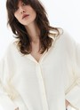 Рубашка объемная, цвет: бежевый Allweneed
Рубашка широкого кроя. Застёжка с пуговицами в тон, свободный рукав и спущенное плечо. Мы выполнили модель из приятной к телу ткани, благодаря которой вам будет комфортно в любую погоду этим летом. Рубашку можно носить самостоятельно или как альтернативу кардигану с платьями, футболками и топами.