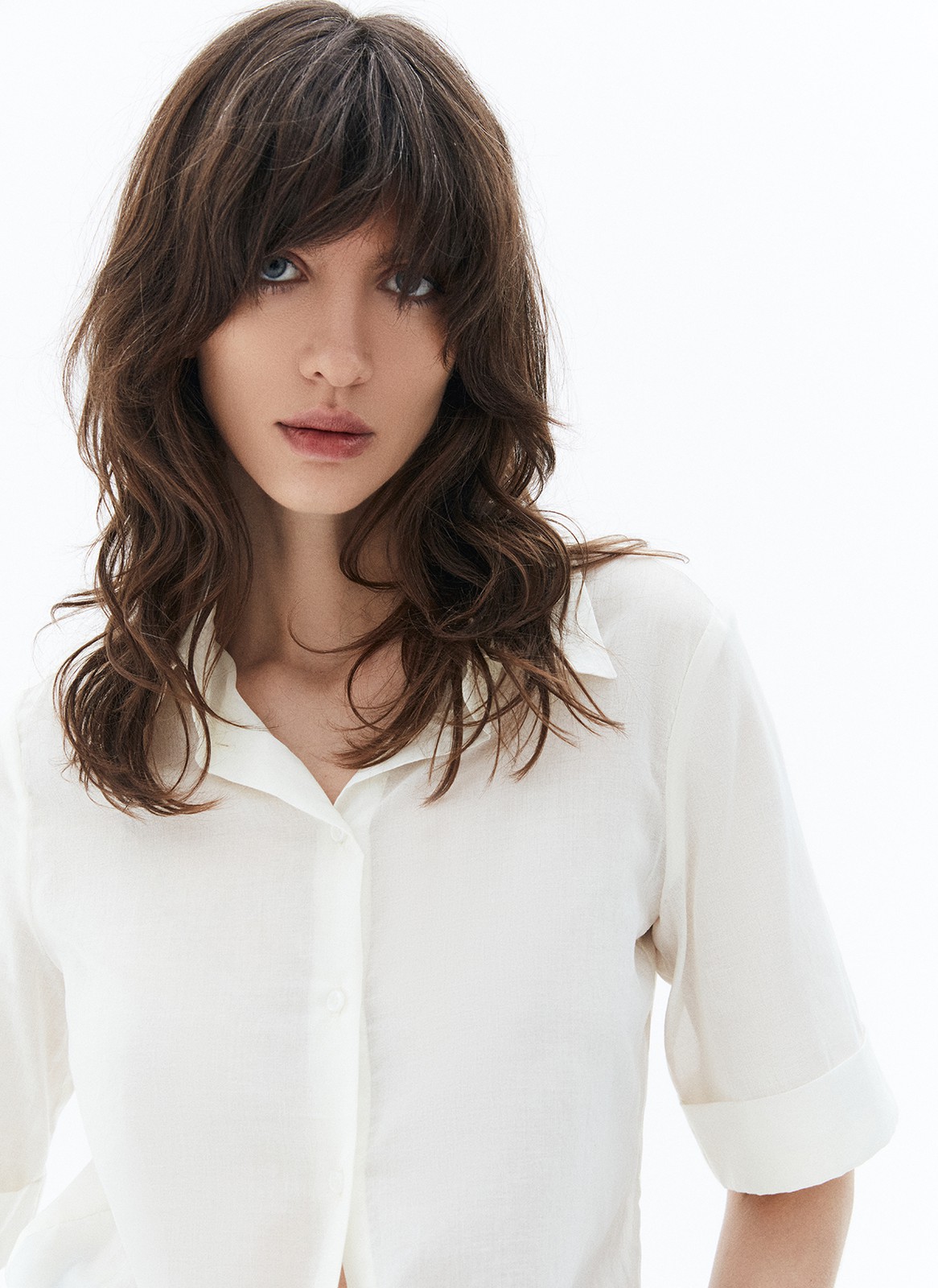 Рубашка с коротким рукавом, цвет: молочный Allweneed Лёгкая рубашка с коротким рукавом. Планка на пуговицах и отложной воротник. Модель имеет эффект закатанных рукавов, поэтому она смотрится более расслабленно, чем классическая рубашка. Мы выполнили изделие из приятной к телу ткани, в которой будет комфортно даже летом. Носите комплектом с юбкой длины миди.