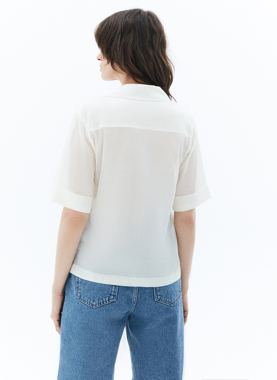 Рубашка с коротким рукавом, цвет: молочный Allweneed Лёгкая рубашка с коротким рукавом. Планка на пуговицах и отложной воротник. Модель имеет эффект закатанных рукавов, поэтому она смотрится более расслабленно, чем классическая рубашка. Мы выполнили изделие из приятной к телу ткани, в которой будет комфортно даже летом. Носите комплектом с юбкой длины миди.