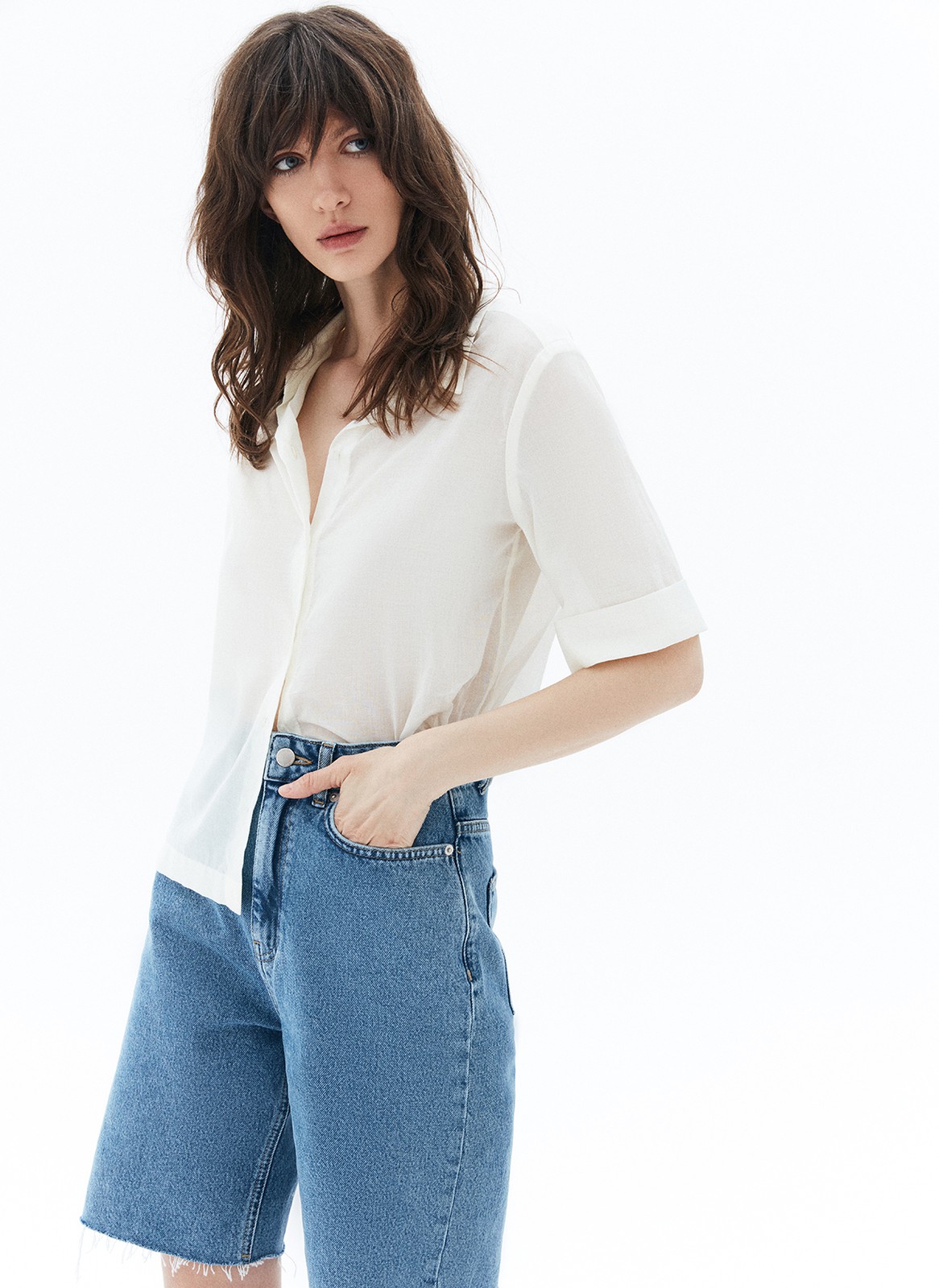 Рубашка с коротким рукавом, цвет: молочный Allweneed Лёгкая рубашка с коротким рукавом. Планка на пуговицах и отложной воротник. Модель имеет эффект закатанных рукавов, поэтому она смотрится более расслабленно, чем классическая рубашка. Мы выполнили изделие из приятной к телу ткани, в которой будет комфортно даже летом. Носите комплектом с юбкой длины миди.