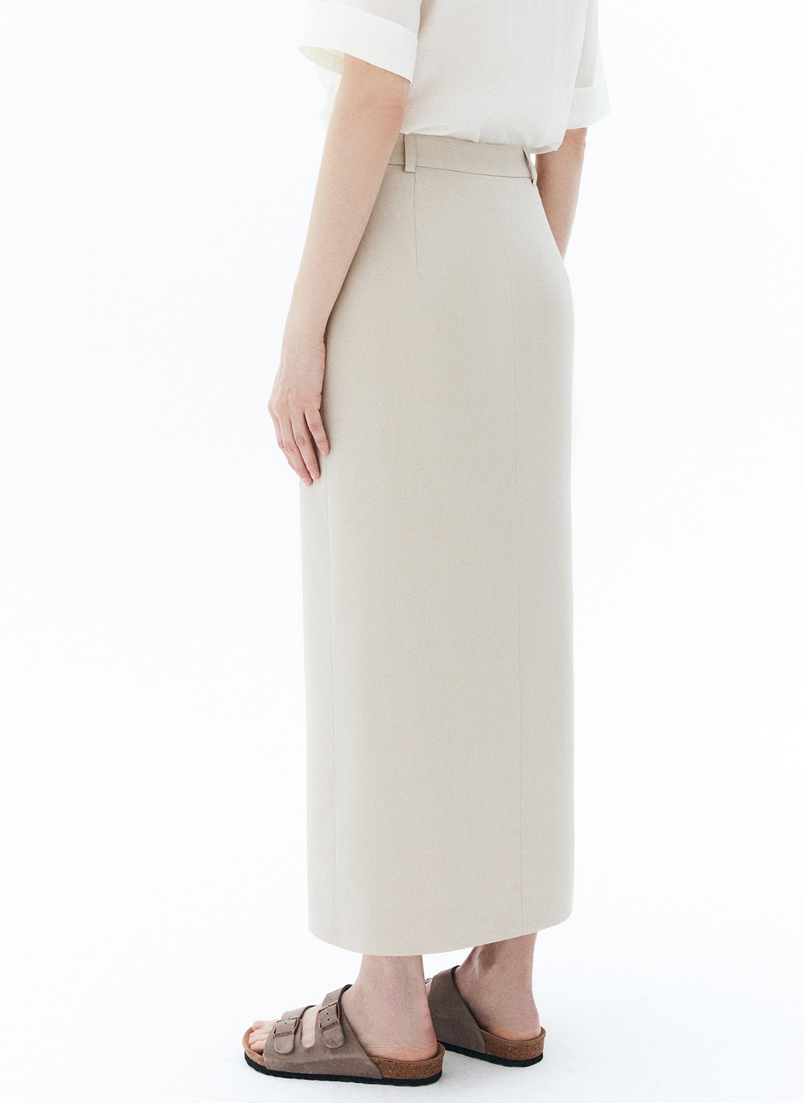 Юбка с разрезом спереди, цвет: бежевый Allweneed
Юбка длины миди с разрезом спереди. Посадка чуть ниже линии талии. Это лаконичная, в меру строгая, но при этом женственная модель. Скрытая застёжка на молнию и крючок. Мы выполнили изделие из гладкой, приятной к телу костюмной ткани. Носите с блузами и топами или базовыми рубашками в офис.