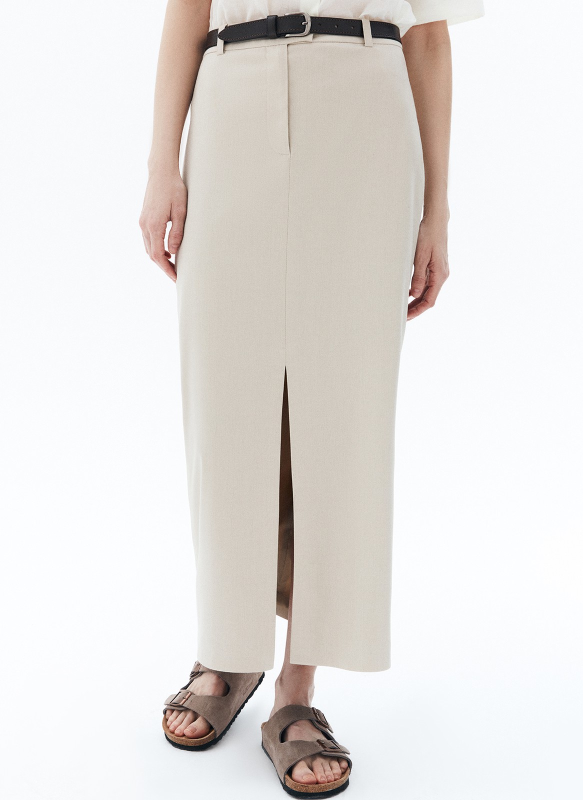 Юбка с разрезом спереди, цвет: бежевый Allweneed
Юбка длины миди с разрезом спереди. Посадка чуть ниже линии талии. Это лаконичная, в меру строгая, но при этом женственная модель. Скрытая застёжка на молнию и крючок. Мы выполнили изделие из гладкой, приятной к телу костюмной ткани. Носите с блузами и топами или базовыми рубашками в офис.