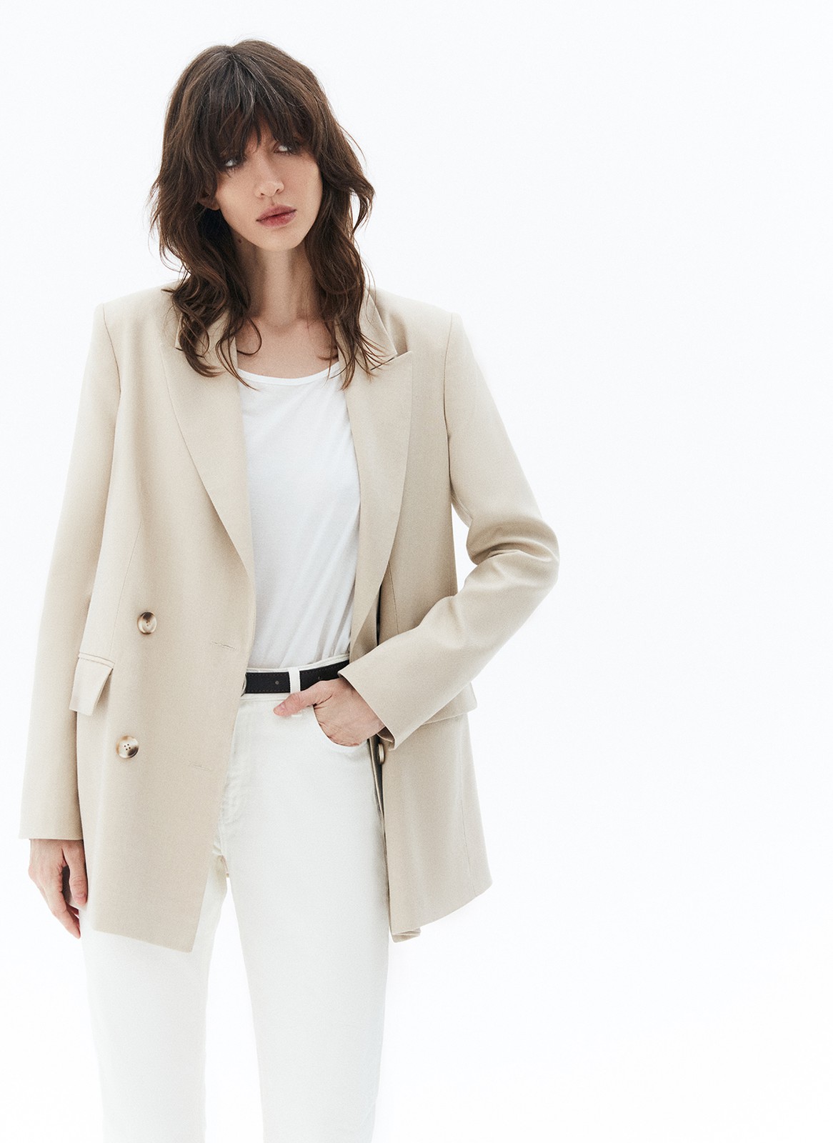 


Удлинённый двубортный жакет прямого кроя. Классическая линия плеча, планка с двумя рядами пуговиц и лацканы. Два базовых кармана с клапанами. Модель выполнена из приятной к телу ткани, которая хорошо держит форму. Благодаря не слишком приталенному и не слишком широкому силуэту,изделие смотрится гармонично на девушках с разной фигурой. Днём наденьте его с брюками, а вечером накиньте на летящее платье.