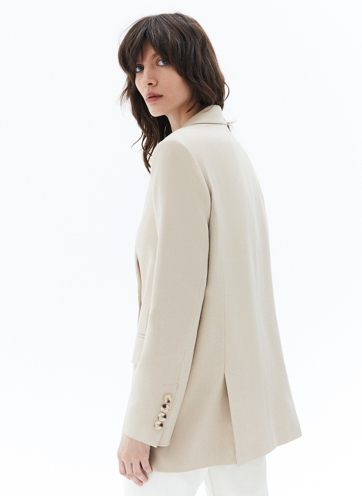 


Удлинённый двубортный жакет прямого кроя. Классическая линия плеча, планка с двумя рядами пуговиц и лацканы. Два базовых кармана с клапанами. Модель выполнена из приятной к телу ткани, которая хорошо держит форму. Благодаря не слишком приталенному и не слишком широкому силуэту,изделие смотрится гармонично на девушках с разной фигурой. Днём наденьте его с брюками, а вечером накиньте на летящее платье.