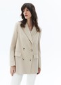


Удлинённый двубортный жакет прямого кроя. Классическая линия плеча, планка с двумя рядами пуговиц и лацканы. Два базовых кармана с клапанами. Модель выполнена из приятной к телу ткани, которая хорошо держит форму. Благодаря не слишком приталенному и не слишком широкому силуэту,изделие смотрится гармонично на девушках с разной фигурой. Днём наденьте его с брюками, а вечером накиньте на летящее платье.