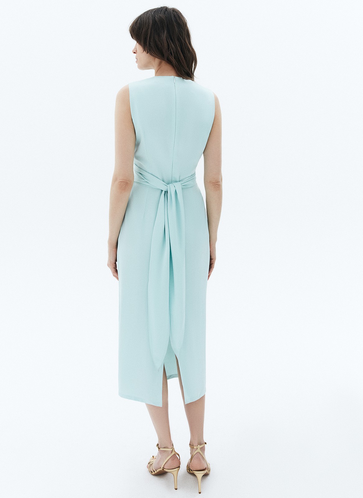 Платье с узлом спереди, цвет: мятный Allweneed
Платье с узлом спереди из вискозы. Длина миди, округлый вырез и прямой, слегка облегающий крой. Модель имеет декоративную деталь, которую можно завязывать по желанию. Благодаря вискозе вам будет комфортно в жаркие дни. Идеально, чтобы отправиться на переговоры днём, а вечером на романтичную прогулку.