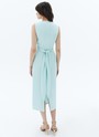Платье с узлом спереди, цвет: мятный Allweneed
Платье с узлом спереди из вискозы. Длина миди, округлый вырез и прямой, слегка облегающий крой. Модель имеет декоративную деталь, которую можно завязывать по желанию. Благодаря вискозе вам будет комфортно в жаркие дни. Идеально, чтобы отправиться на переговоры днём, а вечером на романтичную прогулку.