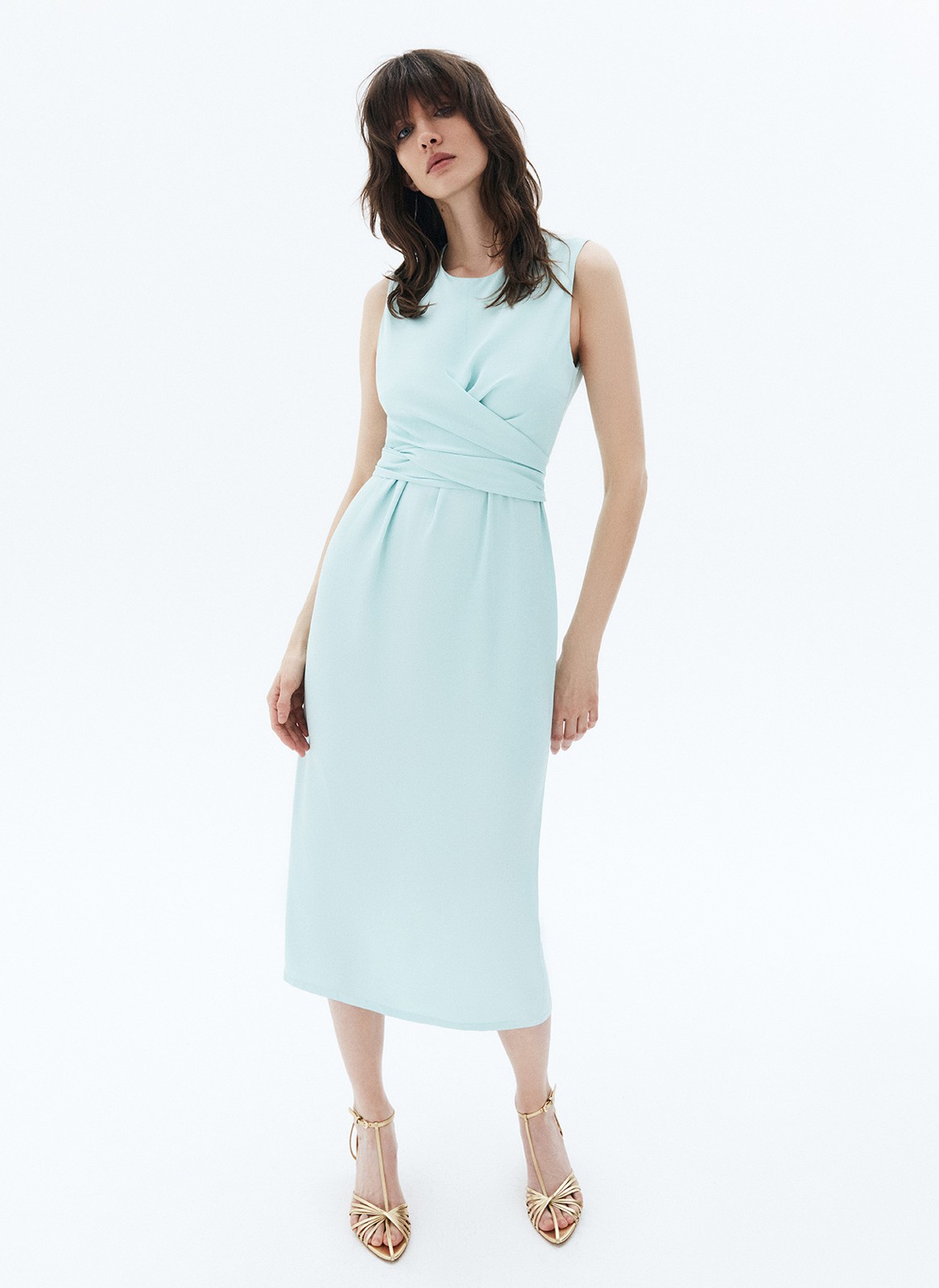 Платье с узлом спереди, цвет: мятный Allweneed
Платье с узлом спереди из вискозы. Длина миди, округлый вырез и прямой, слегка облегающий крой. Модель имеет декоративную деталь, которую можно завязывать по желанию. Благодаря вискозе вам будет комфортно в жаркие дни. Идеально, чтобы отправиться на переговоры днём, а вечером на романтичную прогулку.