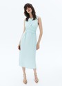 Платье с узлом спереди, цвет: мятный Allweneed
Платье с узлом спереди из вискозы. Длина миди, округлый вырез и прямой, слегка облегающий крой. Модель имеет декоративную деталь, которую можно завязывать по желанию. Благодаря вискозе вам будет комфортно в жаркие дни. Идеально, чтобы отправиться на переговоры днём, а вечером на романтичную прогулку.