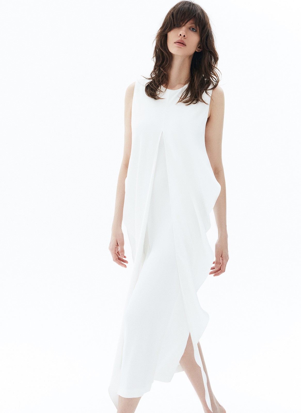 Платье с узлом спереди, цвет: молочный Allweneed
Платье с узлом спереди из вискозы. Длина миди, округлый вырез и прямой, слегка облегающий крой. Модель имеет декоративную деталь, которую можно завязывать по желанию. Благодаря вискозе вам будет комфортно в жаркие дни. Идеально, чтобы отправиться на переговоры днём, а вечером на романтичную прогулку.