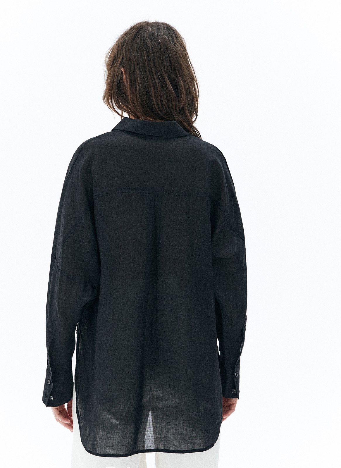 Рубашка oversize, цвет: Черный Allweneed
Рубашка широкого кроя. Застёжка на пуговицы, свободный рукав и спущенное плечо. Мы выполнили модель из приятной к телу ткани, благодаря ей вам будет комфортно в любую погоду этой весной. Округлый низ с разрезами, которые эффектно смотрятся и добавляют возможностей для стилизации образа. Рубашку можно носить самостоятельно или как альтернативу кардигану с платьями, футболками и топами.