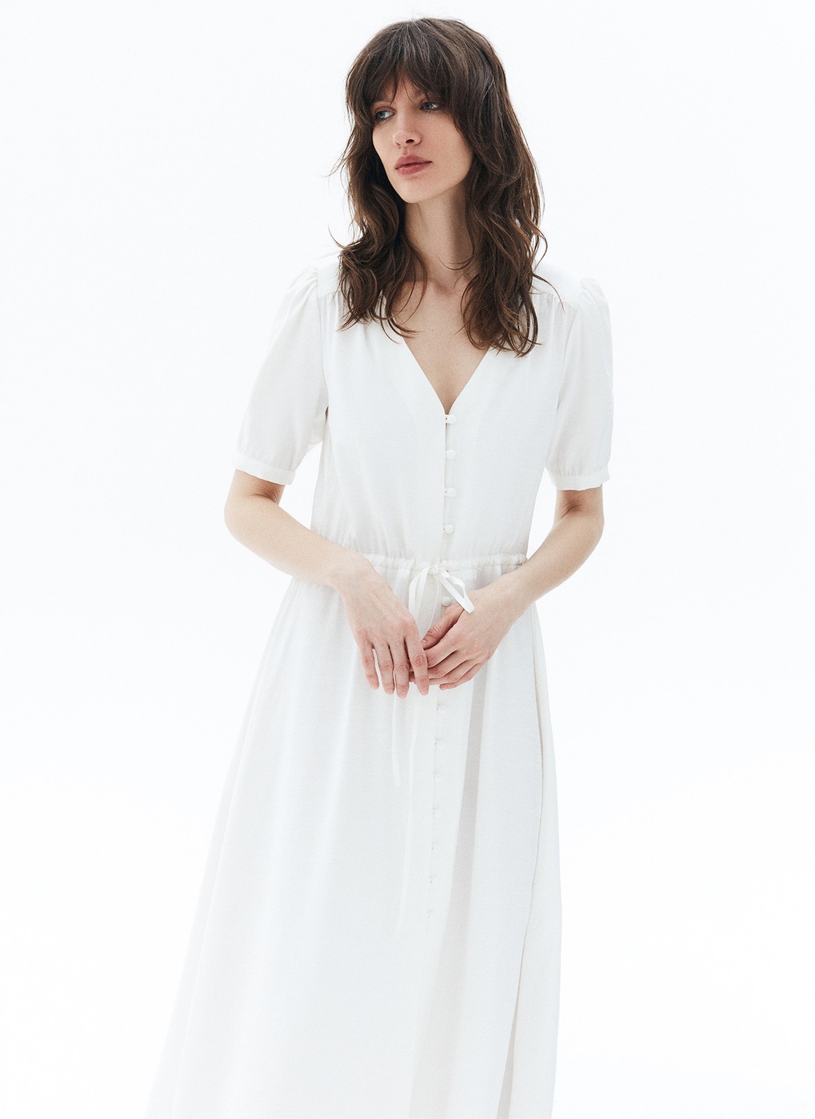 Платье приталенное на пуговицах, цвет: молочный Allweneed
Нежное платье, силуэт с акцентом на талии. V-образный вырез, короткие рукава с манжетами и тонкая кулиска, которую можно затянуть. При желании расстегните несколько пуговиц на юбке и сделайте образ чуть более игривым и смелым. Будучи немного наивной, модель создаёт ощущение, что вы француженка из старого кинофильма, даже когда вы просто прогуливаетесь по городскому парку.