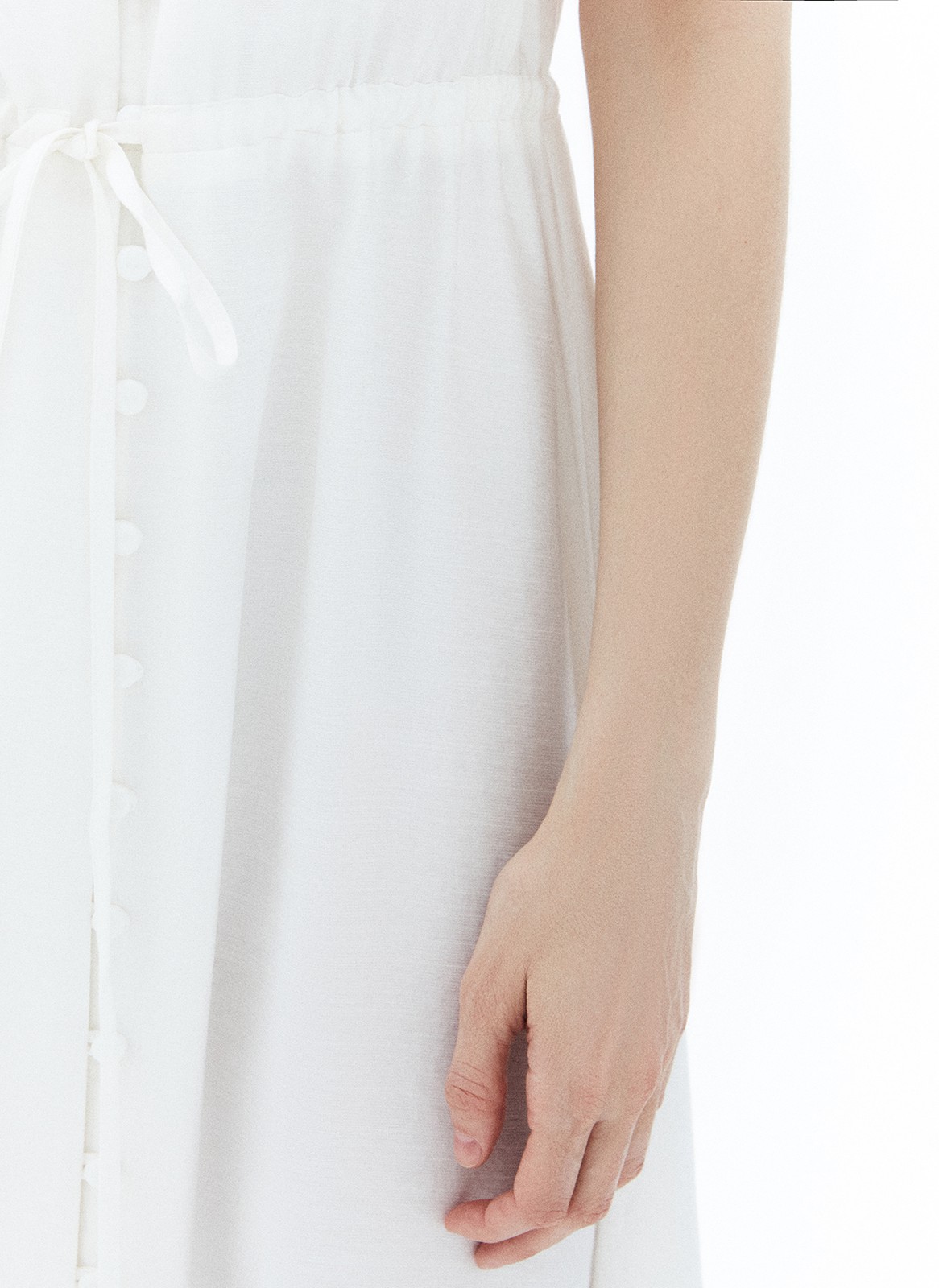 Платье приталенное на пуговицах, цвет: молочный Allweneed
Нежное платье, силуэт с акцентом на талии. V-образный вырез, короткие рукава с манжетами и тонкая кулиска, которую можно затянуть. При желании расстегните несколько пуговиц на юбке и сделайте образ чуть более игривым и смелым. Будучи немного наивной, модель создаёт ощущение, что вы француженка из старого кинофильма, даже когда вы просто прогуливаетесь по городскому парку.