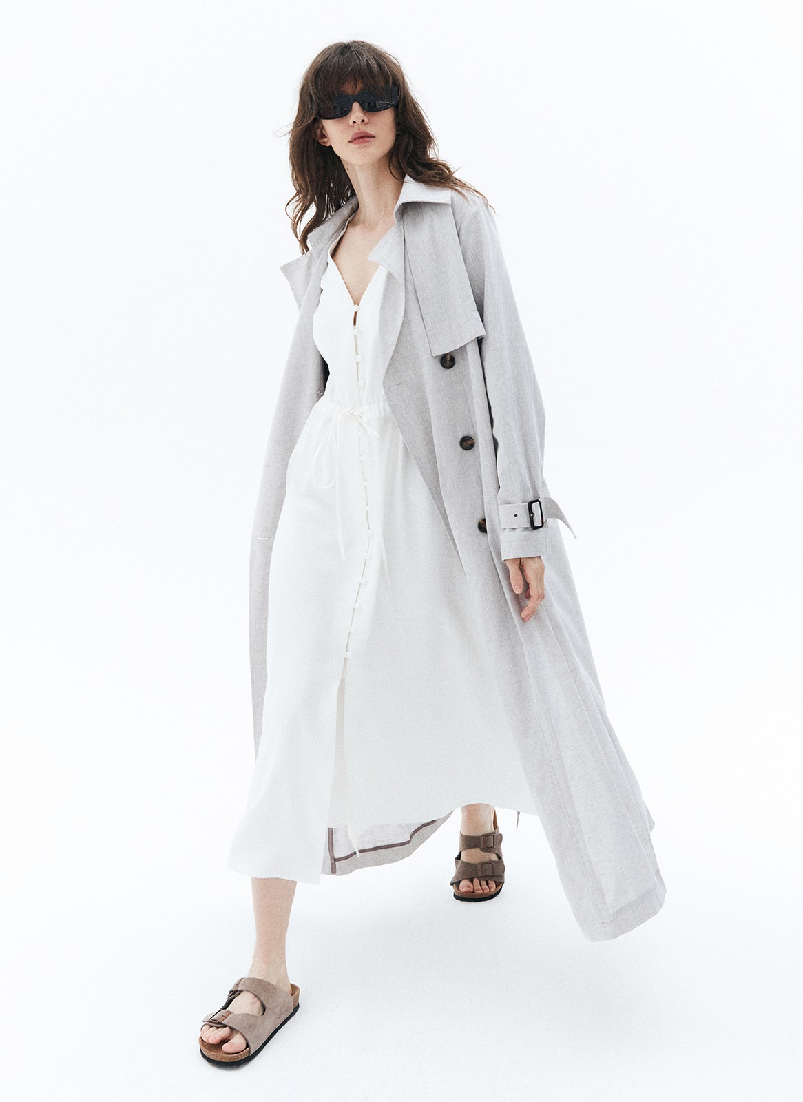 Платье приталенное на пуговицах, цвет: молочный Allweneed
Нежное платье, силуэт с акцентом на талии. V-образный вырез, короткие рукава с манжетами и тонкая кулиска, которую можно затянуть. При желании расстегните несколько пуговиц на юбке и сделайте образ чуть более игривым и смелым. Будучи немного наивной, модель создаёт ощущение, что вы француженка из старого кинофильма, даже когда вы просто прогуливаетесь по городскому парку.