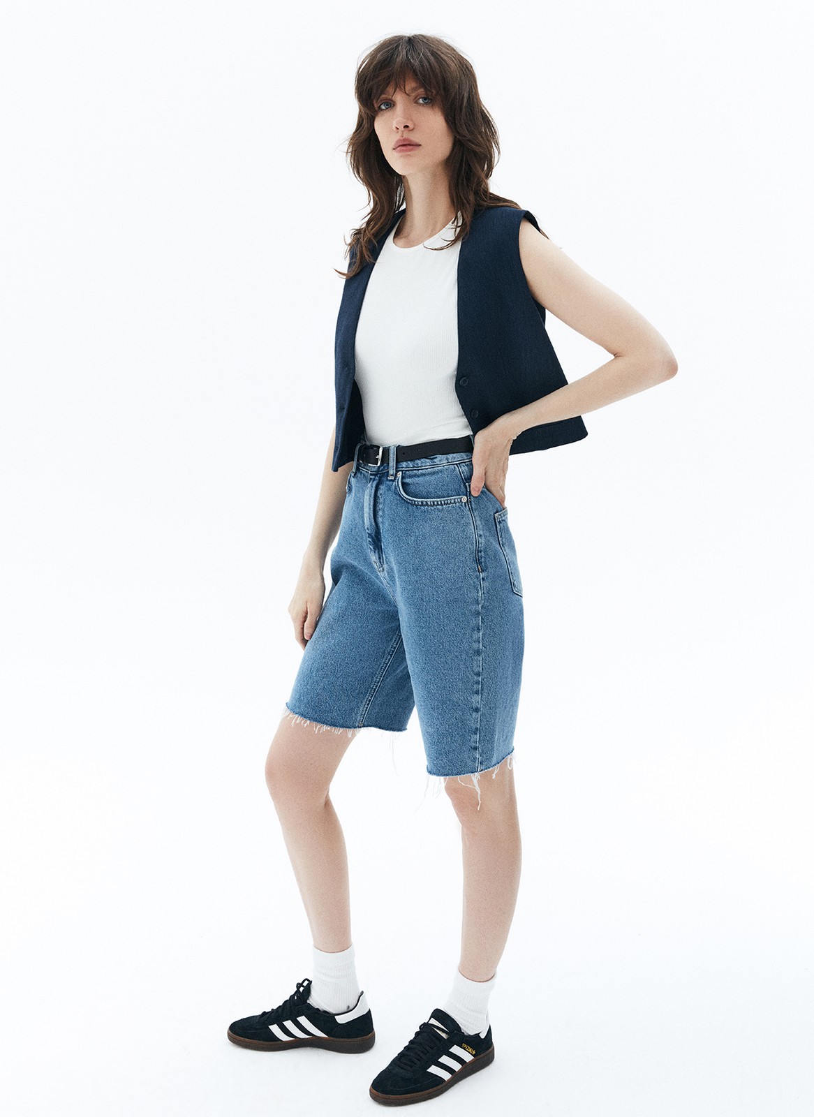 


Укороченный топ из мягкого трикотажа. Круглая обработанная горловина и широкая пройма. Это базовая модель, которую мы обязательно возьмём с собой в отпуск. Рекомендуем сочетать с изделиями на высокой посадке.